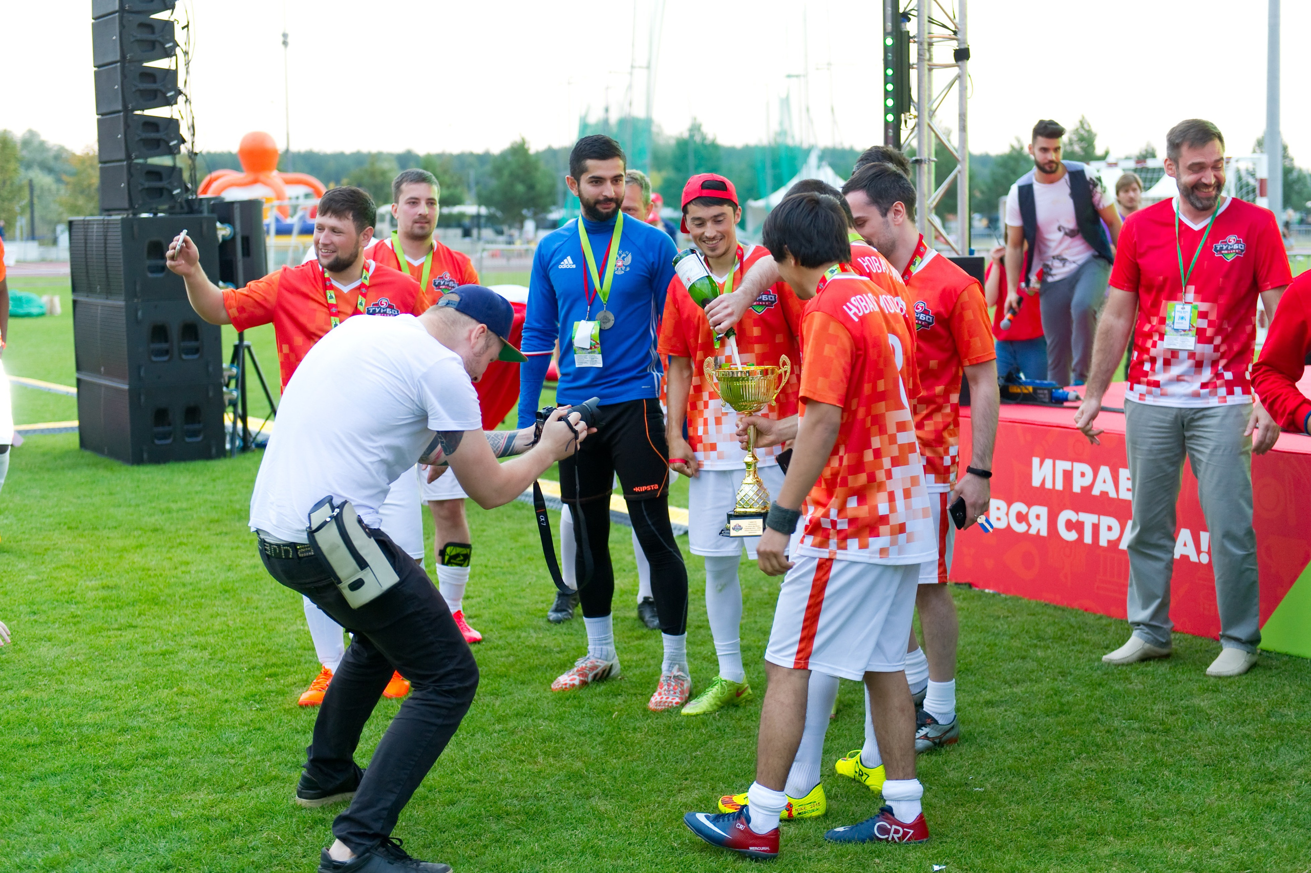 Турбофутбол (корпоративное соревнование «Пятерочки»). Репортажный фотограф и видеограф Слава Думчев. Тимбилдинги, отчетники, корпоративы