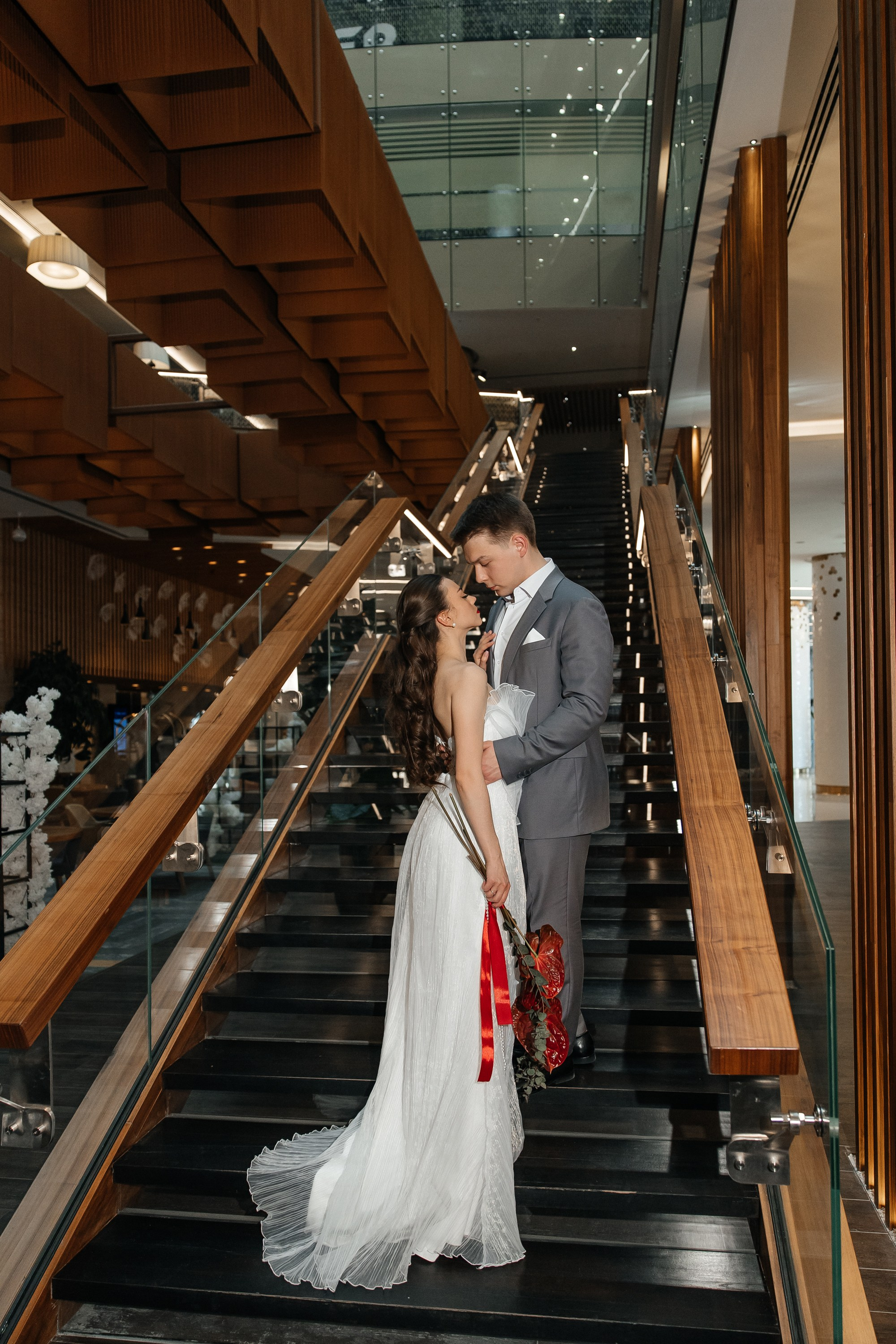 Свадебная фотосессия на лестнице отеля Рэдиссон Блу Олимпийский в Москве