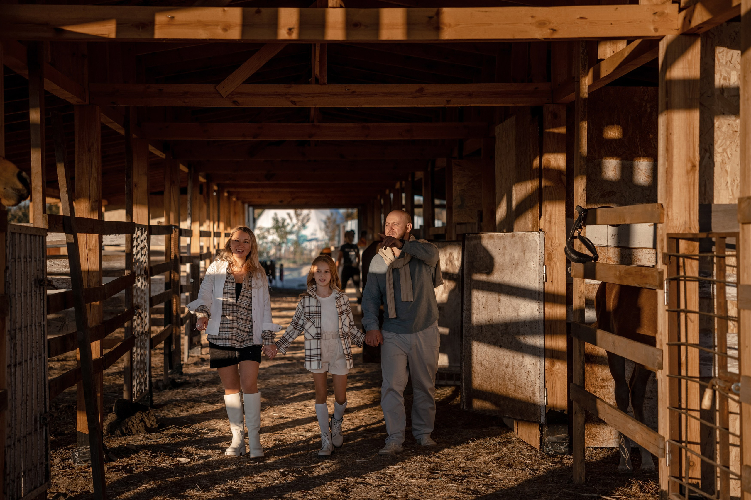 Татьяна с семьёй. Съёмка в конюшне. Татьяна Мирзоян