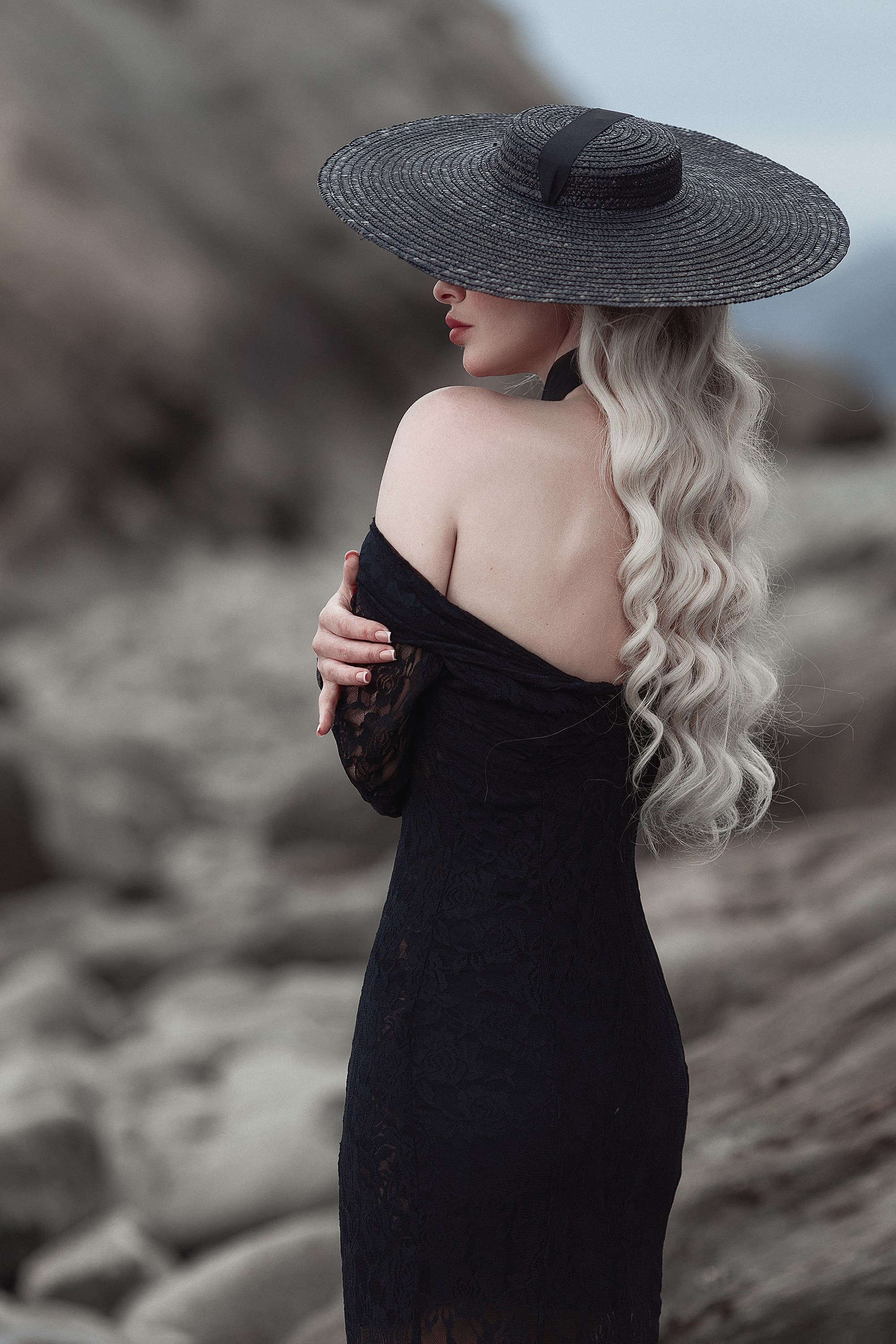 У скал. Фотограф Алёна Яковлева