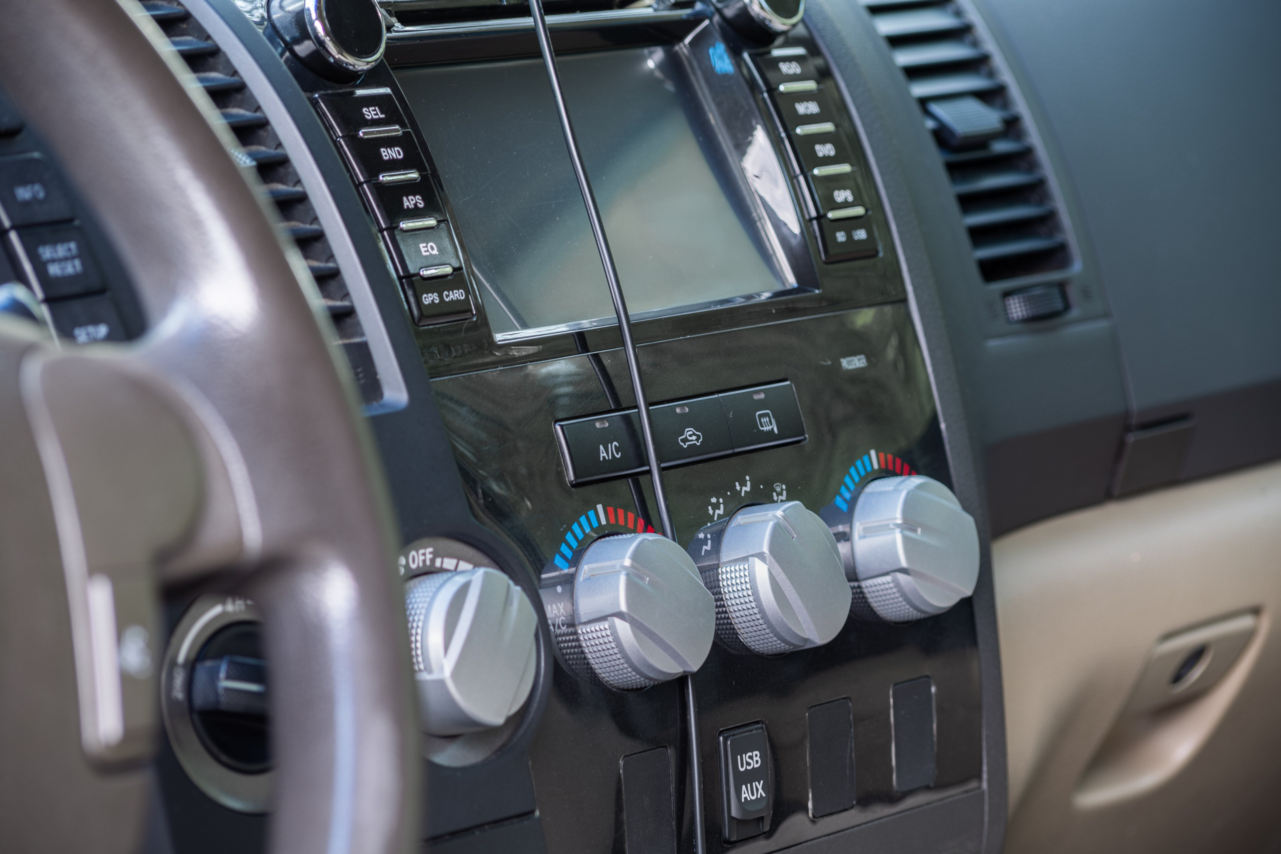 Фотосъемка автомобиля Toyota Tundra для продажи. Интерьерный фотограф и ретушер в Красноярске Денис Антропов