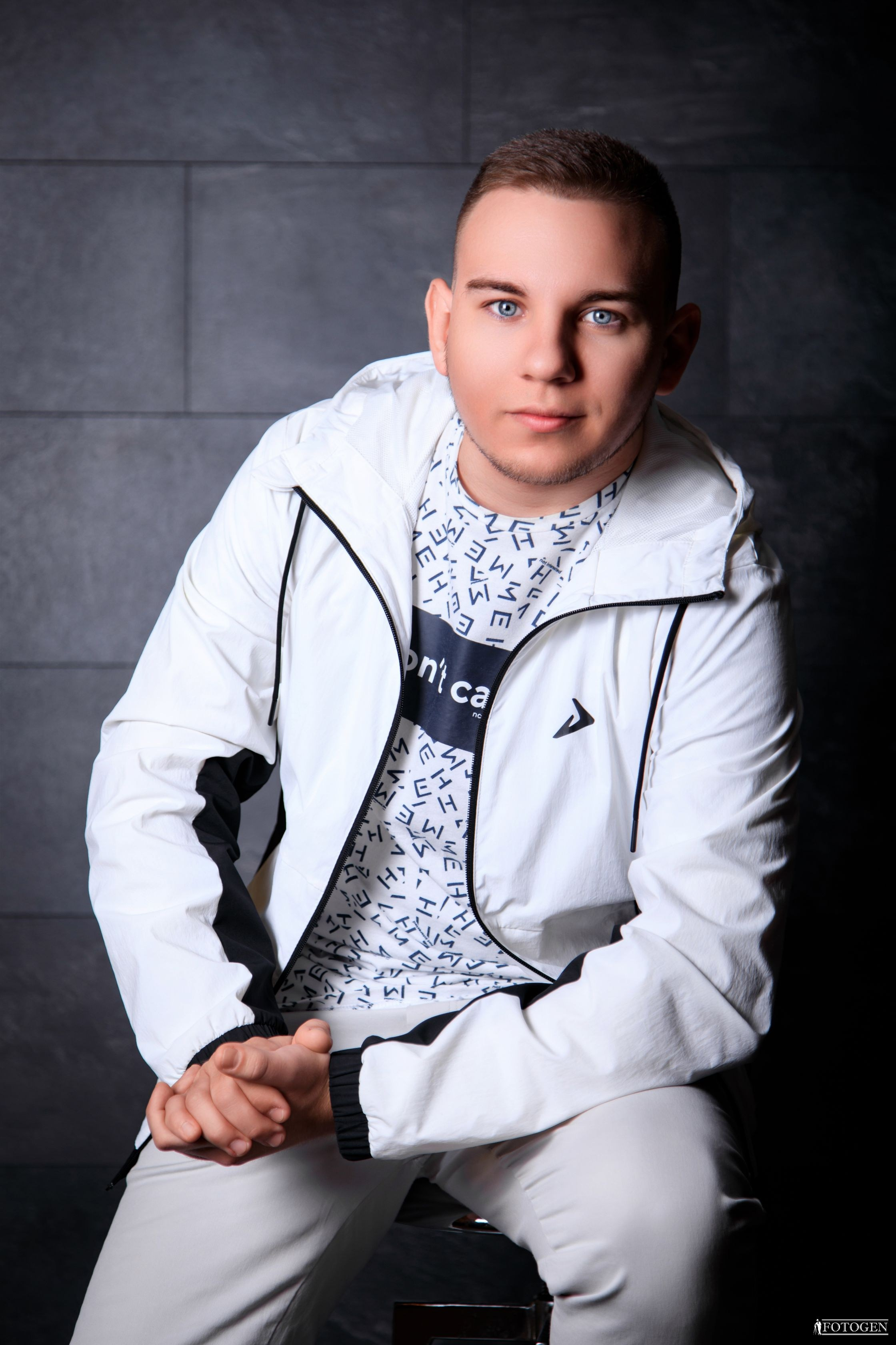 Профессиональная мужская фотосессия в Fotogen: Ваша история в кадре. Интерьерная фотостудия FOTOGEN г. Краснодар