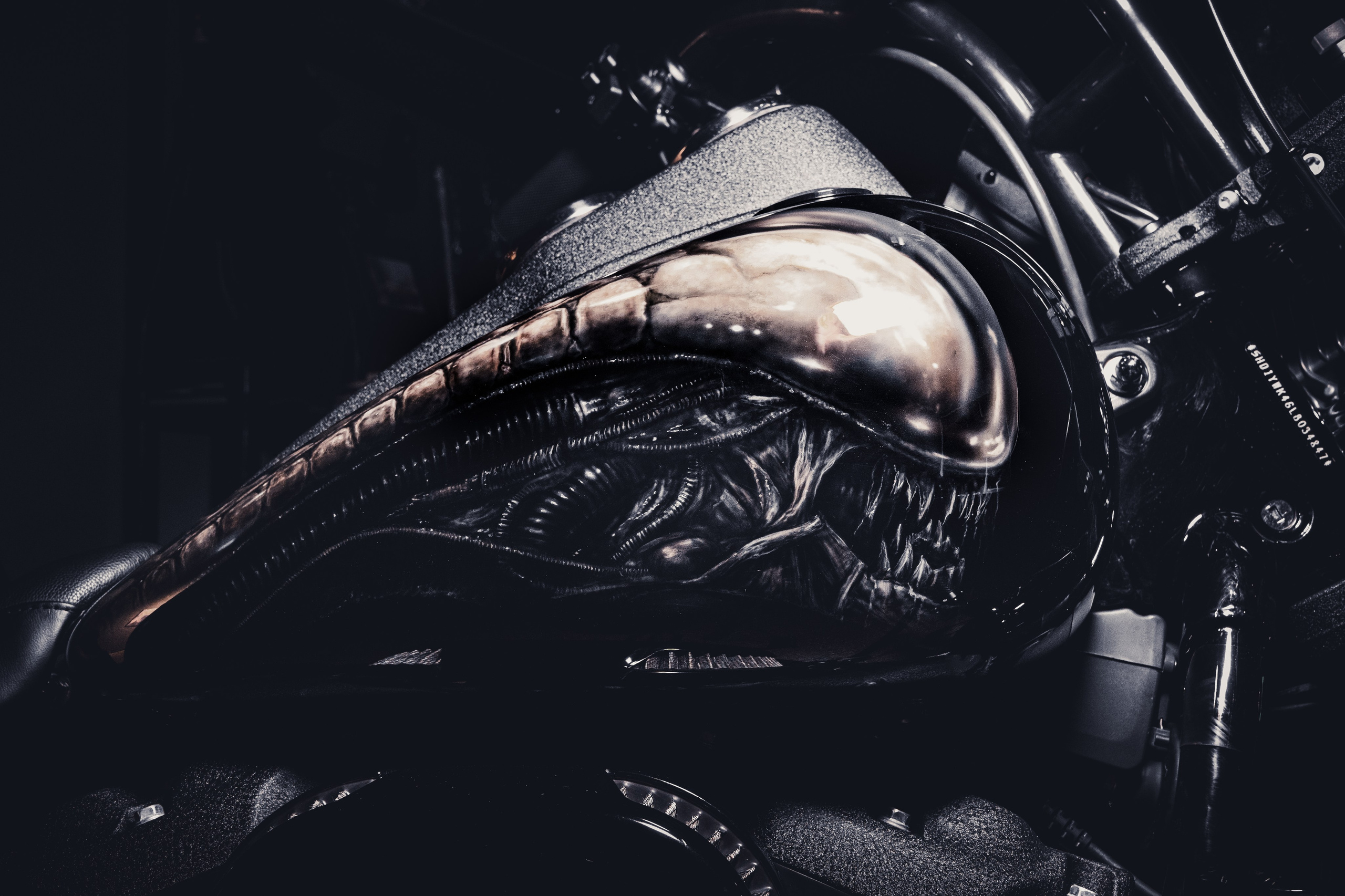 Детали аэрографии «Чужой» на баке мотоцикла Harley-Davidson, вид сбоку