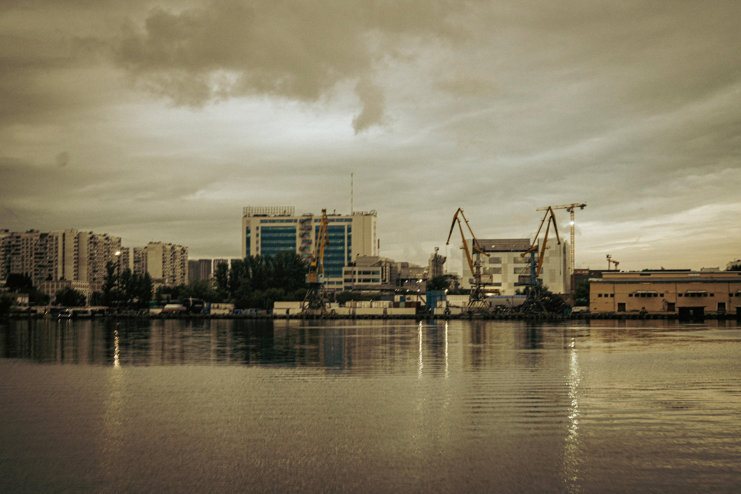 Москва-река. Лето. Яхта. Фотограф Роман Адлер