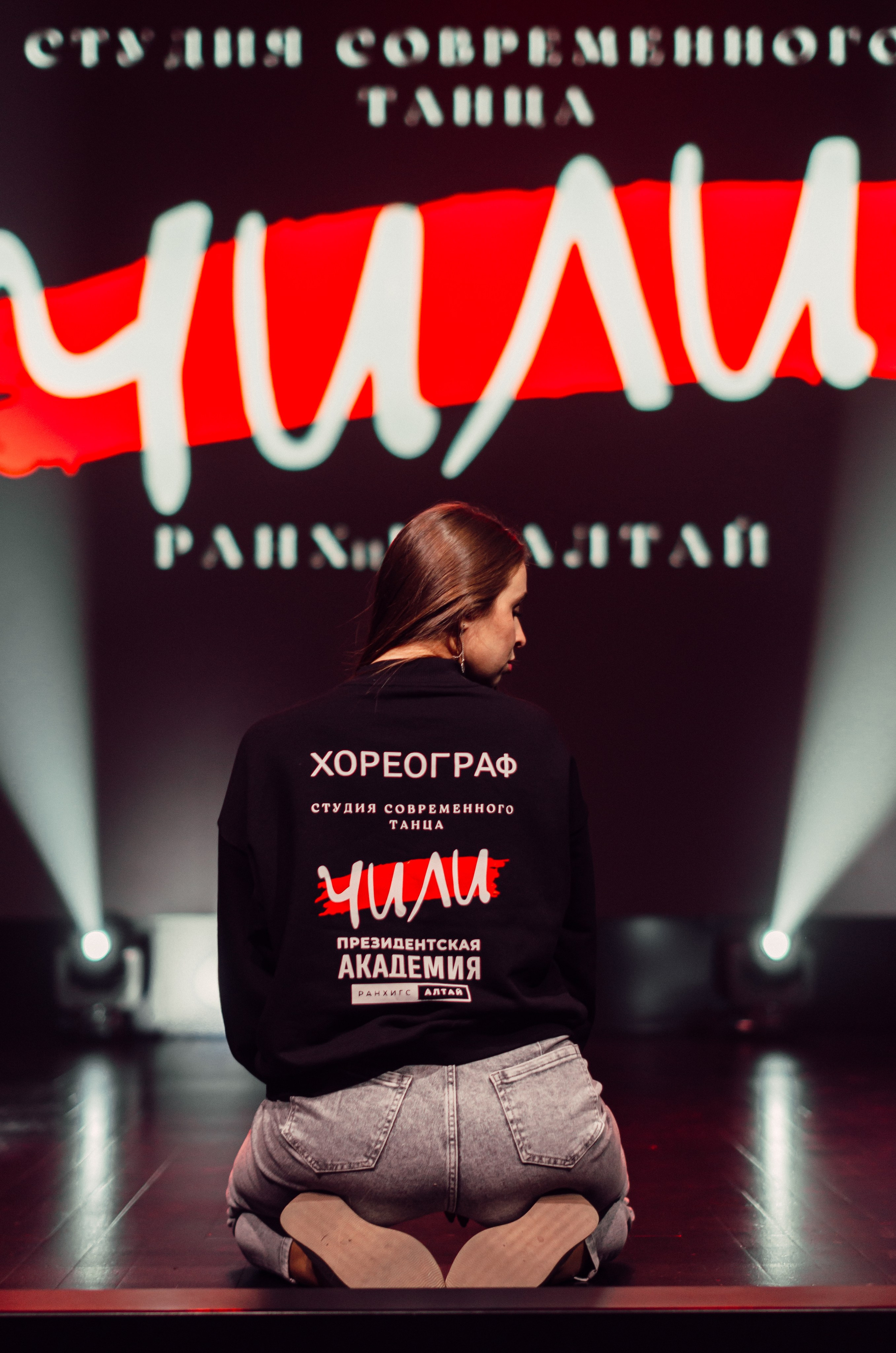 Групповая фотосъемка танцевального коллектива. Денисова Аля — фотограф для парных съемок и индивидуальных историй в Барнауле