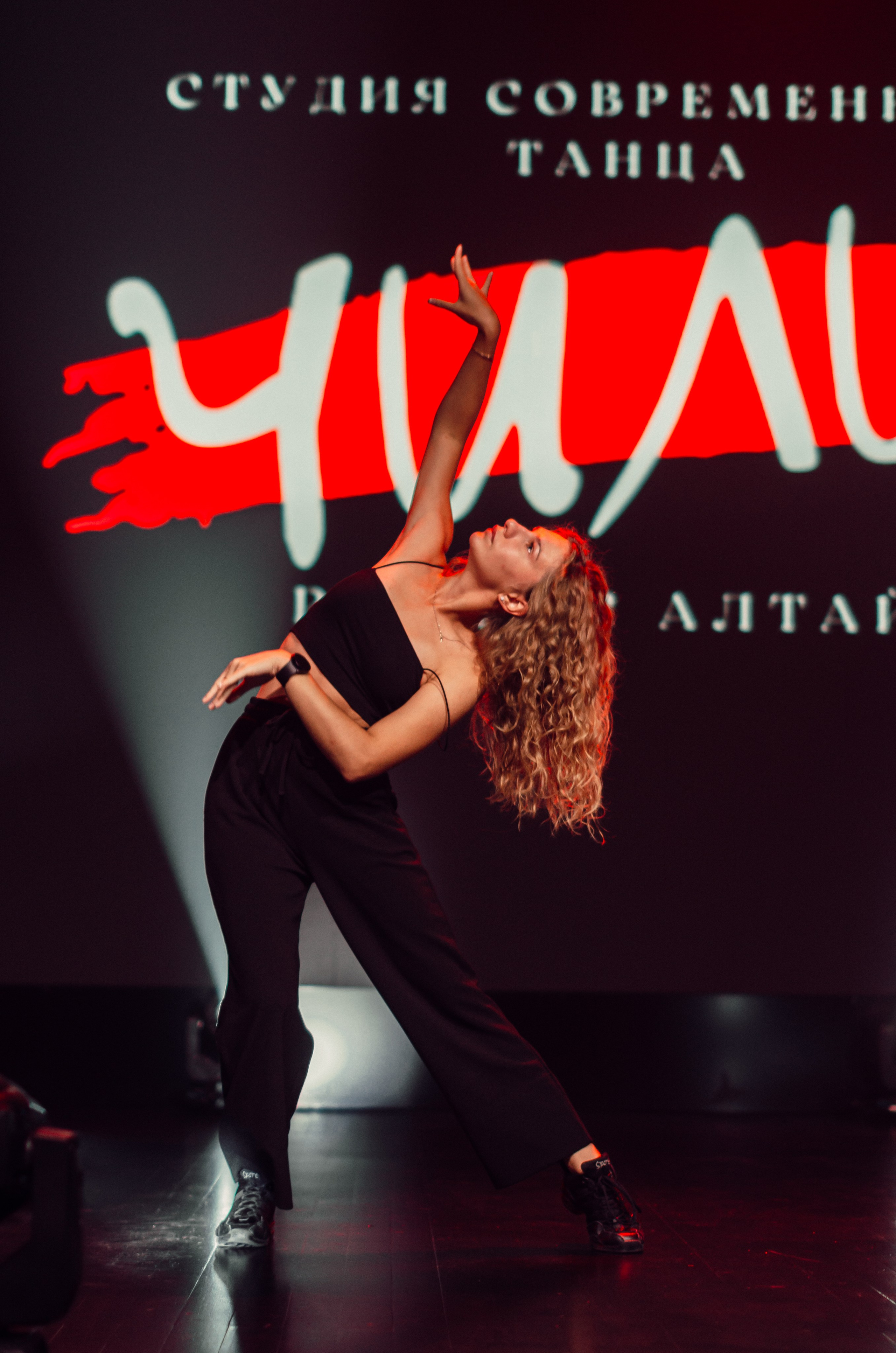 Групповая фотосъемка танцевального коллектива. Денисова Аля — фотограф для парных съемок и индивидуальных историй в Барнауле