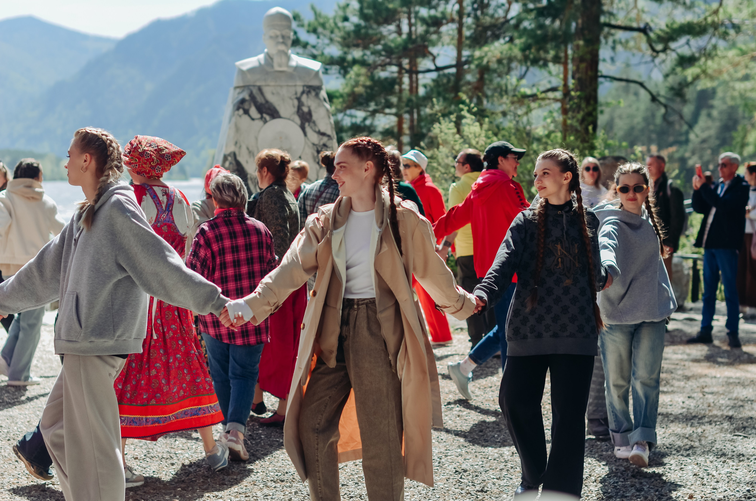 Фестиваль «Цветение Маральника на Алтае 2025». Фоторепортаж. Денисова Аля — фотограф для парных съемок и индивидуальных историй в Барнауле