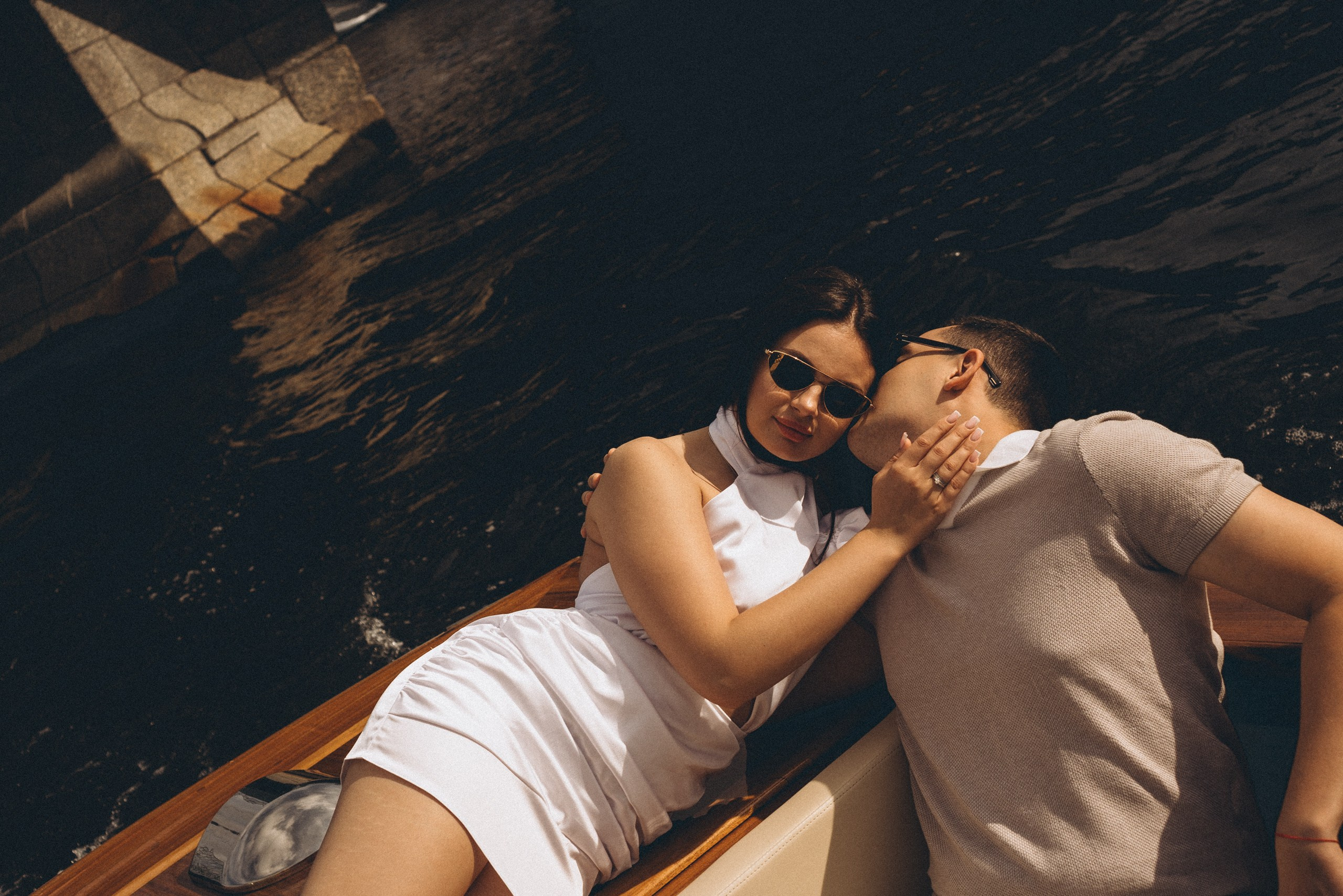 СВАДЕНБНАЯ СЬЕМКА НА КАТЕРЕ ПО КАНАЛАМ САНКТ-ПЕТЕРБУРГА И В АКВАТОРИИ НЕВЫ. Профессиональный фотограф, Санкт-Петербург — Виктория Богомолова