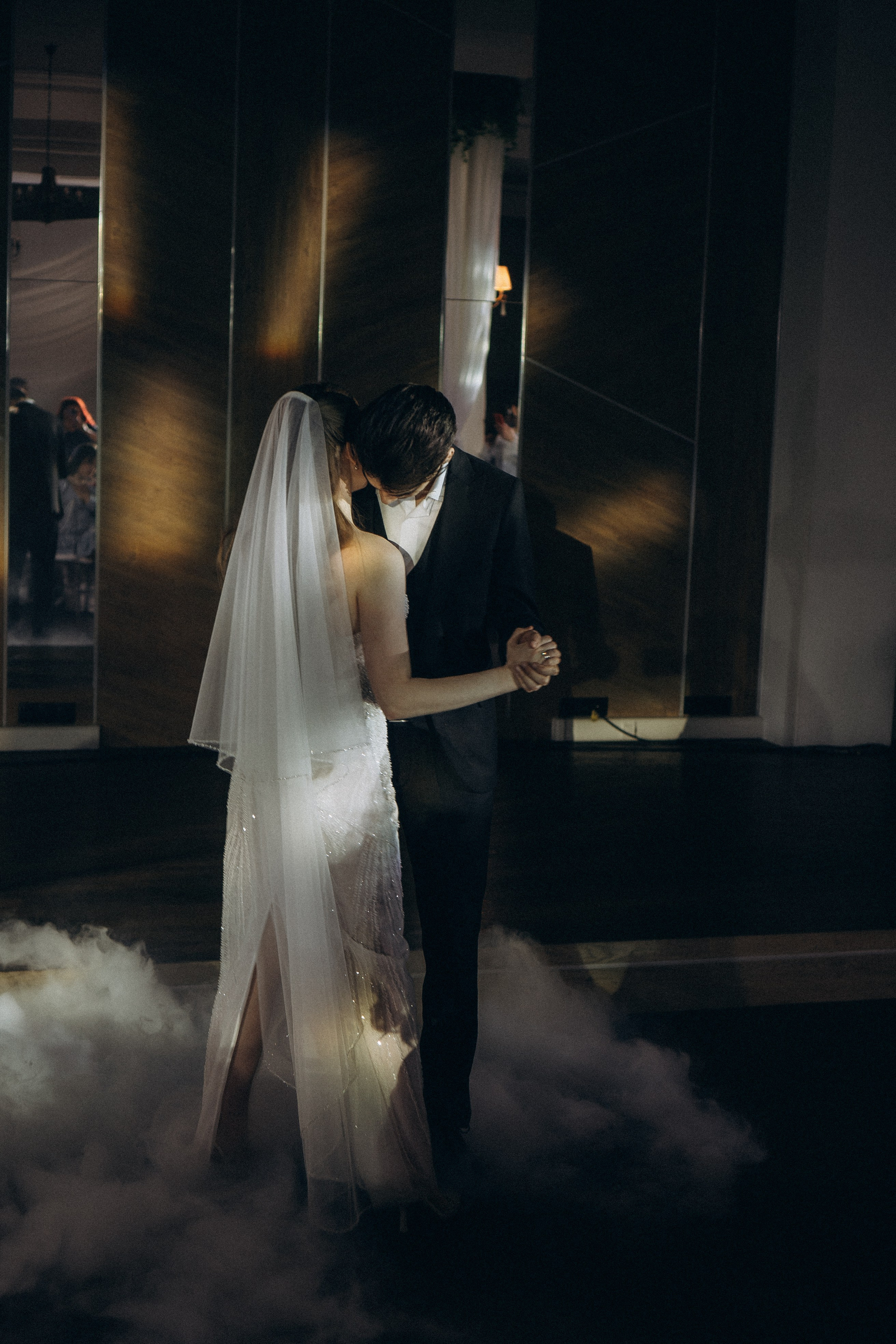 ПЕРВЫЙ ТАНЕЦ МОЛОДЫХ НА БАНКЕТЕ. ТРОГАТЕЛЬНЫЙ МОМЕНТ (СНЯТО В СИБИРЕ В НИЖНЕВАРТОВСКЕ). Профессиональный фотограф, Санкт-Петербург — Виктория Богомолова