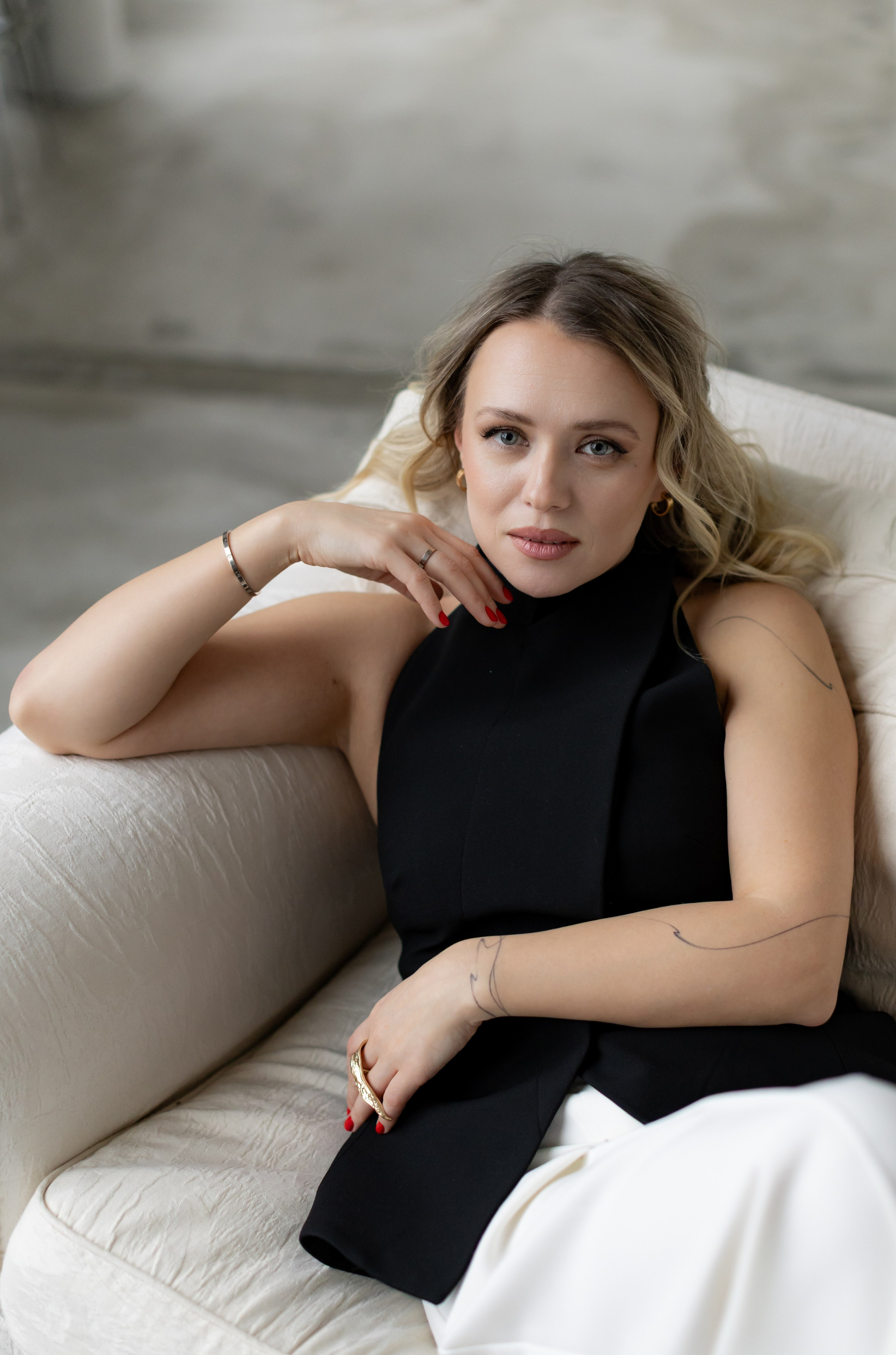 Фотосессия в лаконичной студии с Ульяной. Портретный и семейный фотограф Юлия Герман