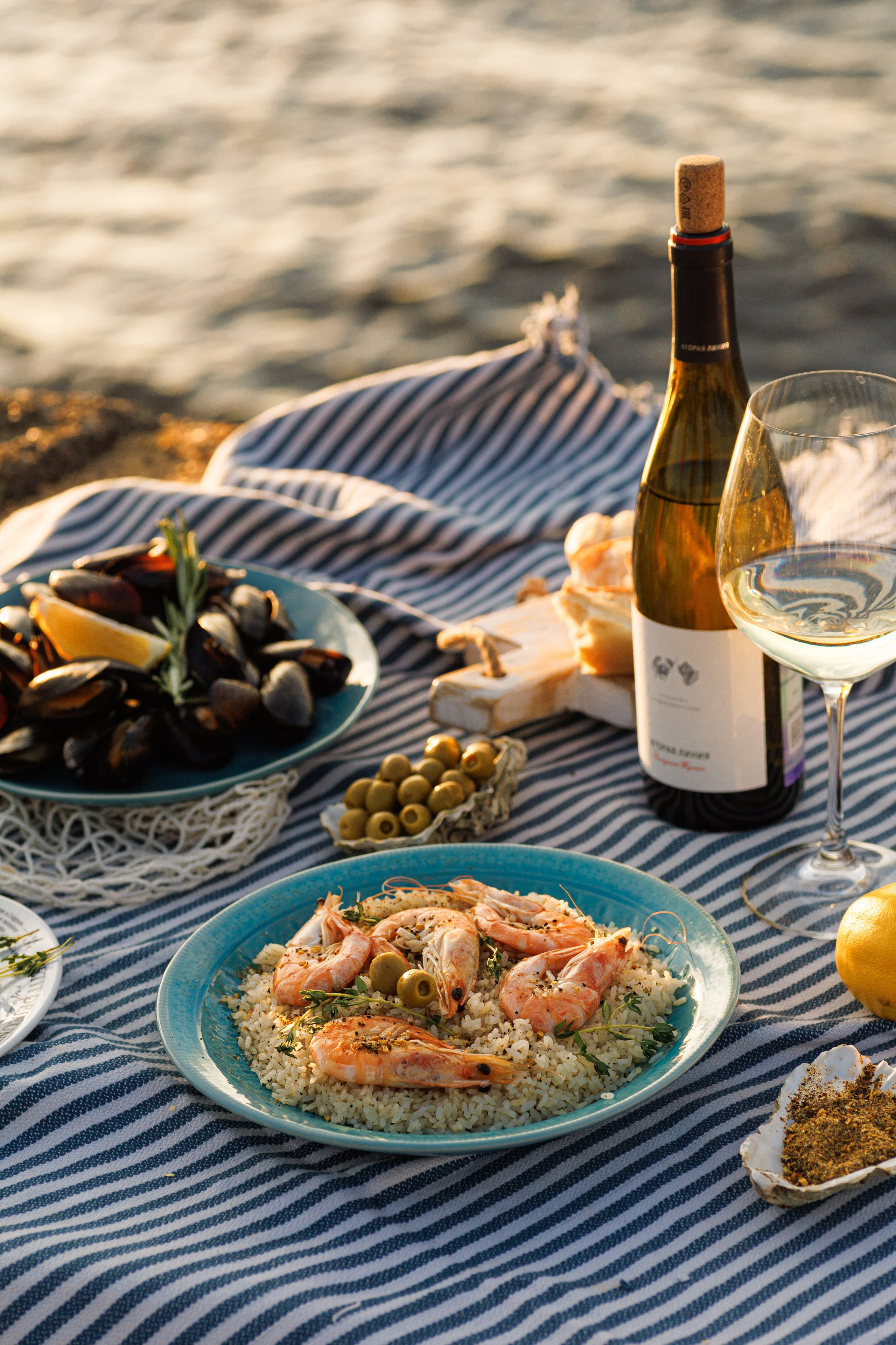 Контент съемка вина с морепродуктами на морском побережье. Съемка вина для соц.сетей