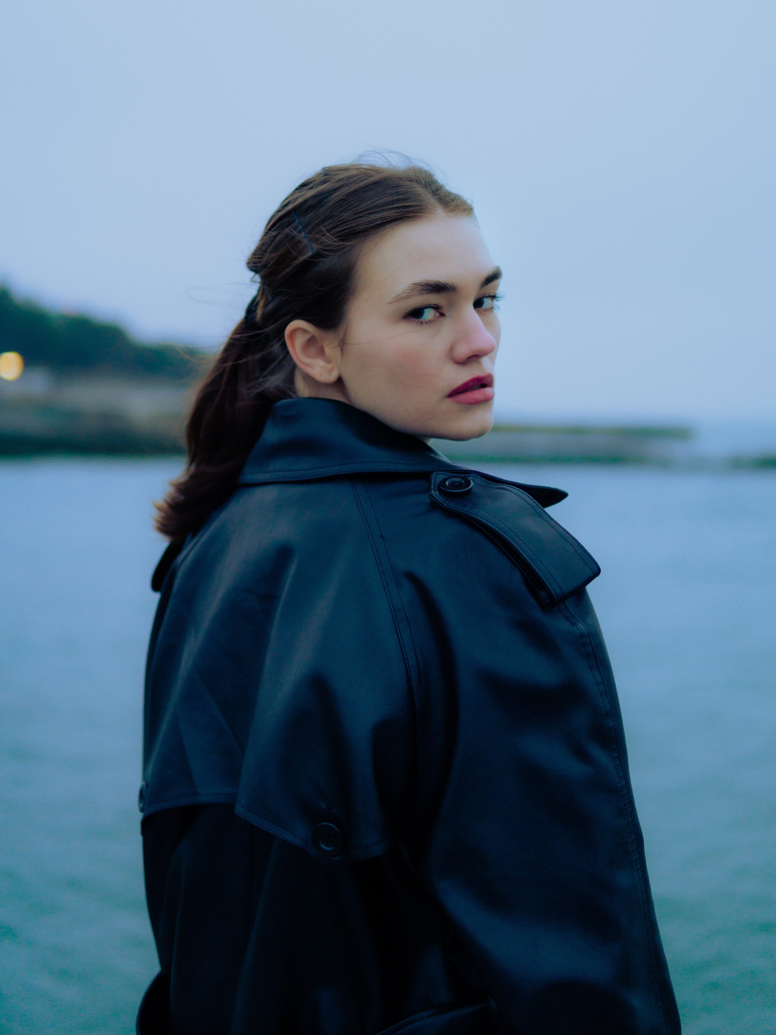 Туманным вечером у моря. Главная