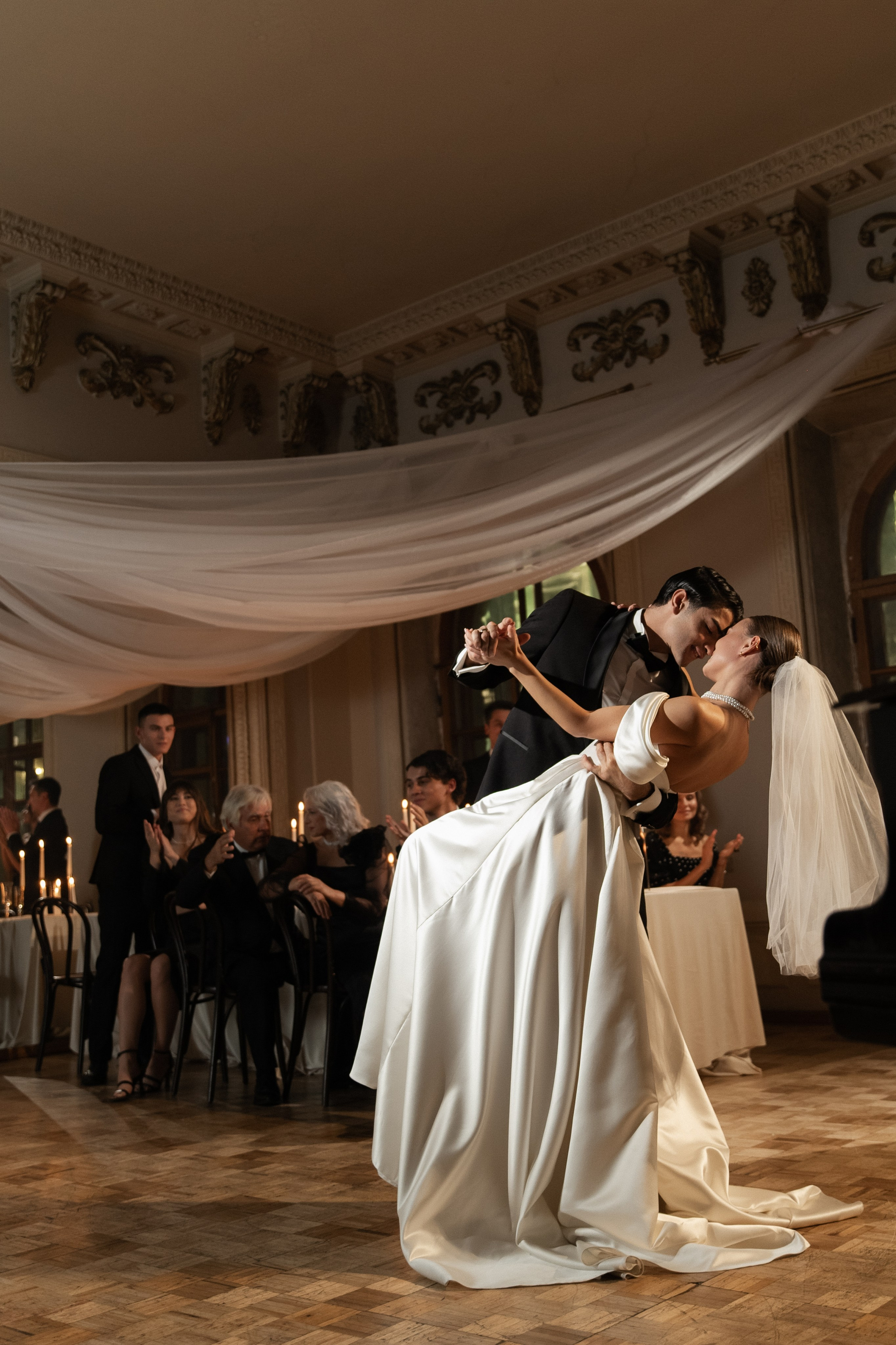 Камерный свадебный ужин при свечах в старинном особняке в фотостудии 21. Kult. Ярослава Ерина — свадебный фотограф в Москве