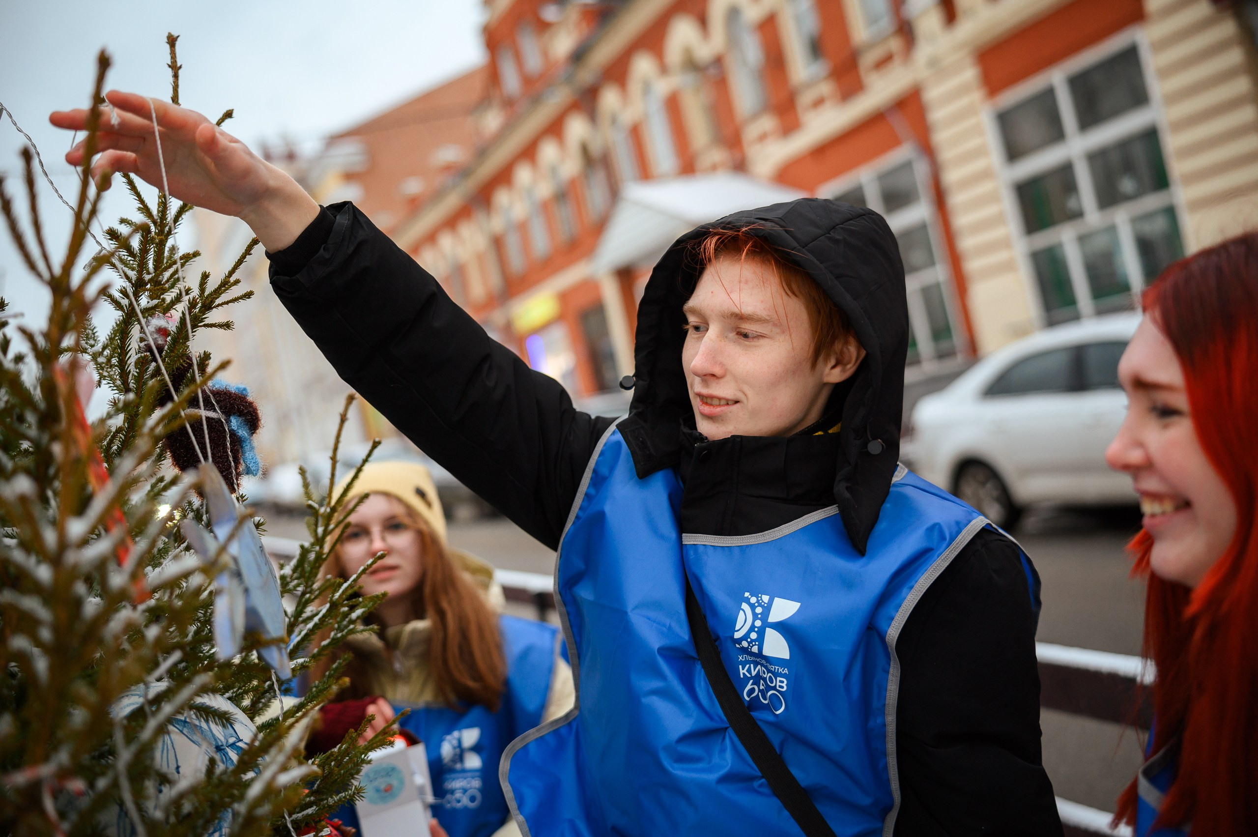 Новогодние волонтеры | Открытие Новогодней столицы Кирова 2025. Репортажный фотограф в Кирове Александр Лутошкин