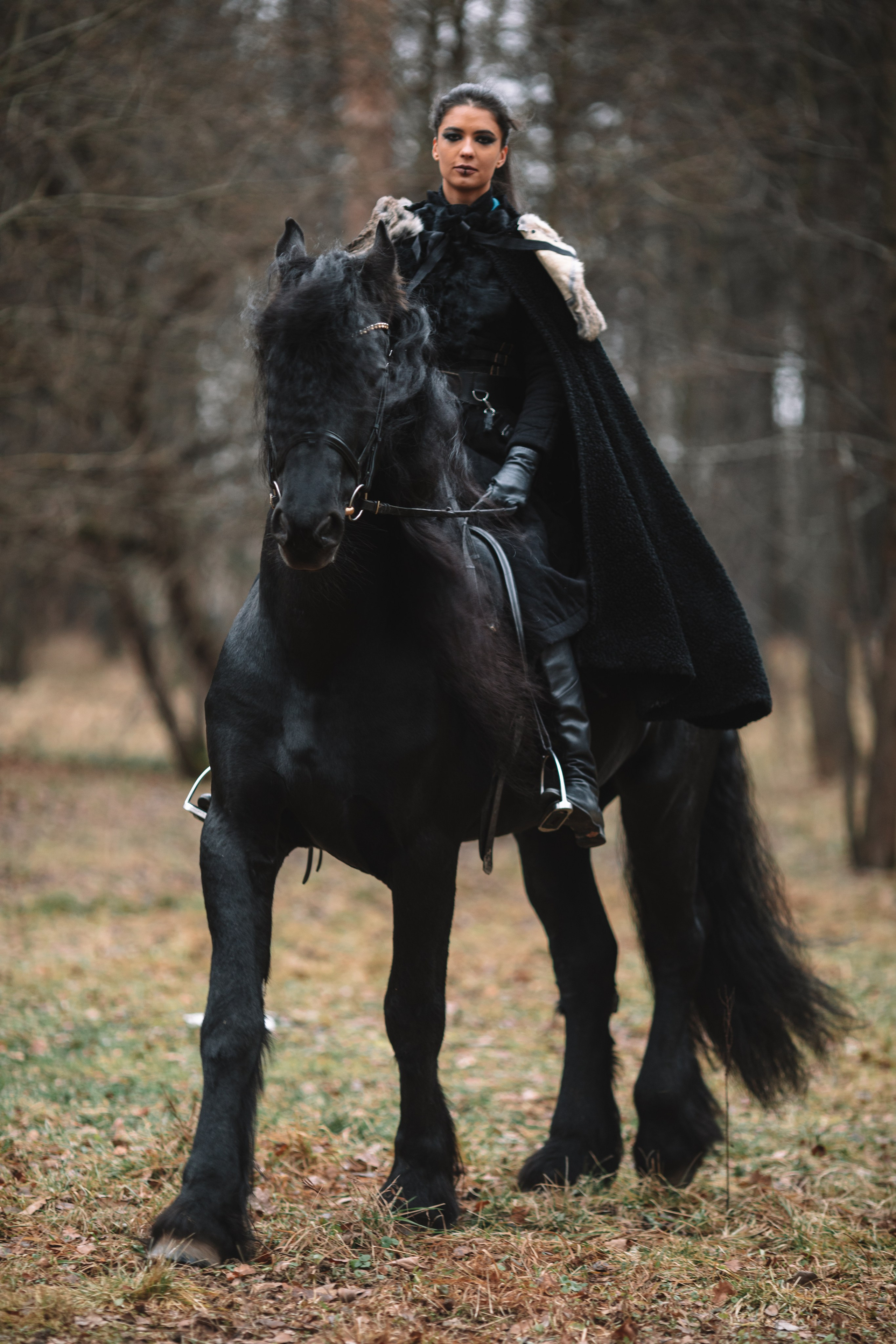 Наташа с фризом в костюме викинга. Фотосессии с лошадьми