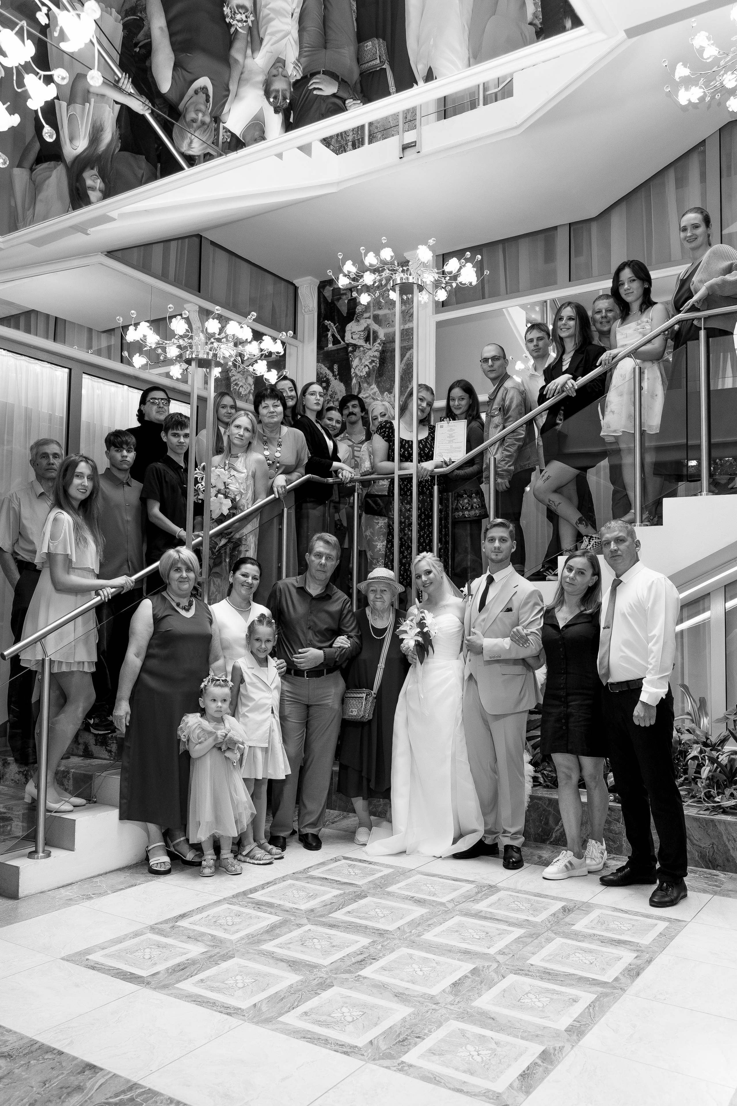 Свадьба в Санкт-Петербурге, фотосессия на прогулке, общая памятная фотография гостей в ЗАГСе.