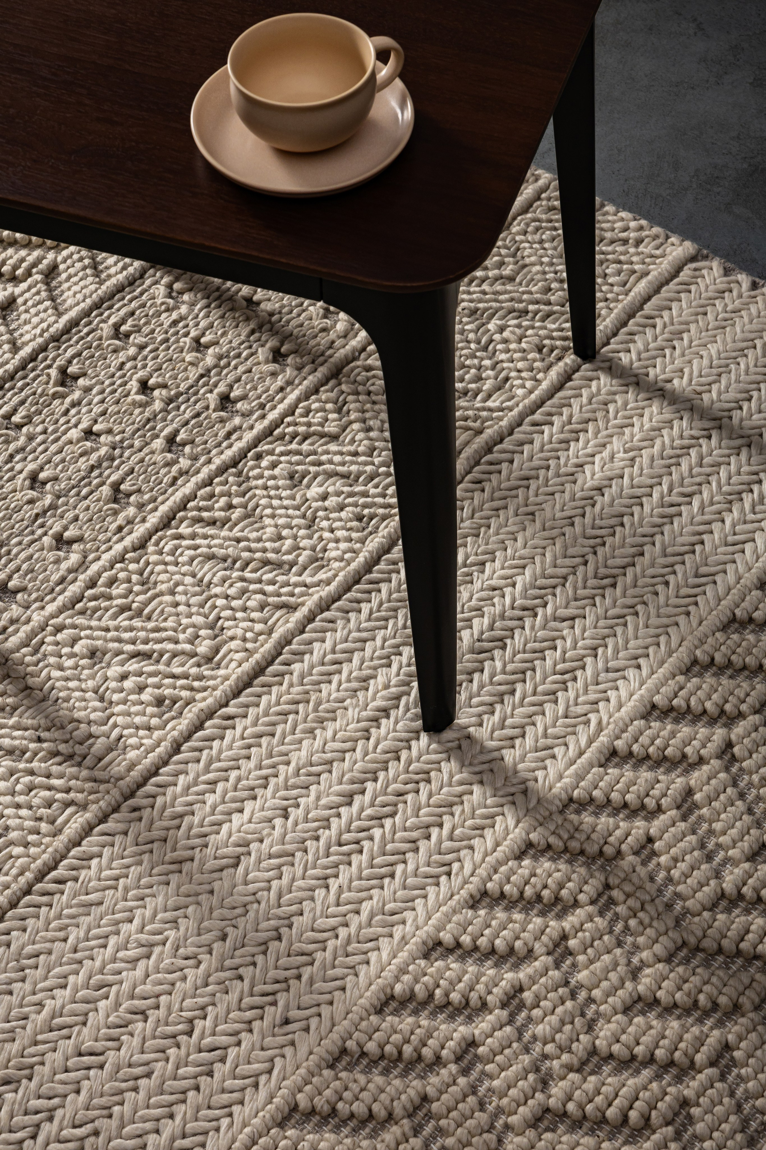 Ковры Decaro Rugs. L. Deco интерьерный салон. Краски/обои/лепной декор