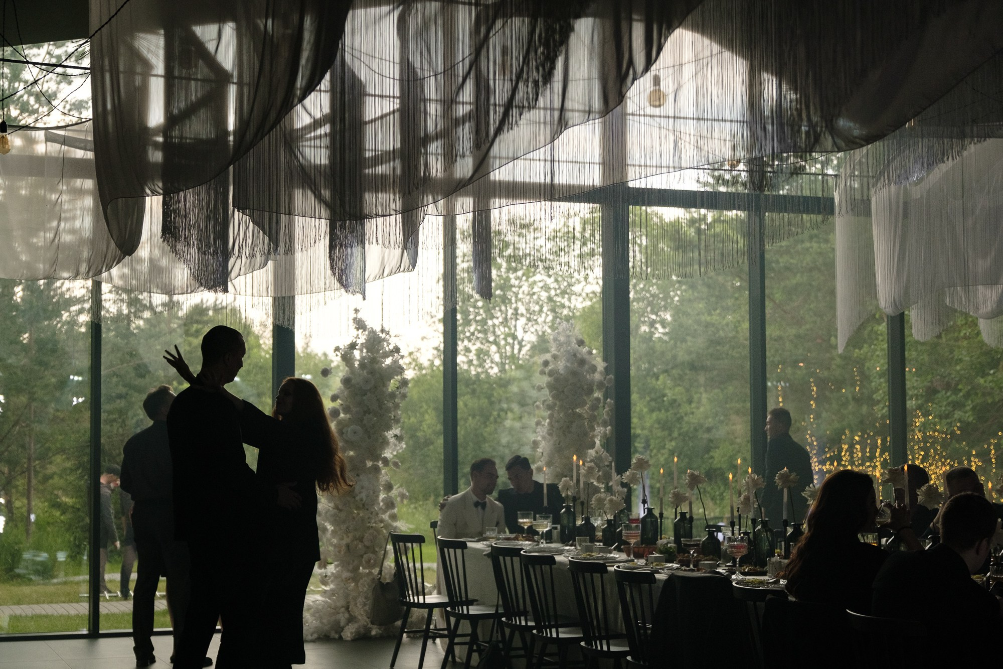 Черно-белая свадьба с вечерней церемонией под деревом. Свадебный фотограф Элли Федосеева