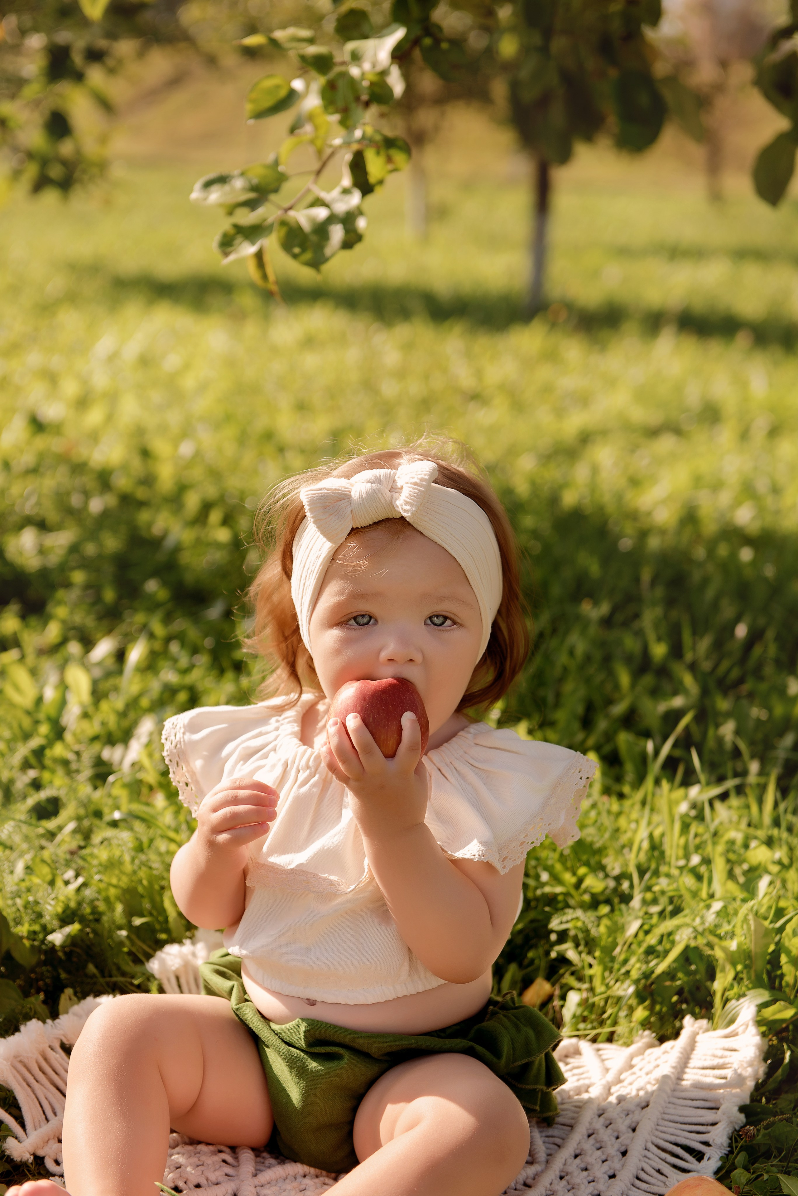 Яблоневый сад. Детский фотограф в Долгопрудном и Москве