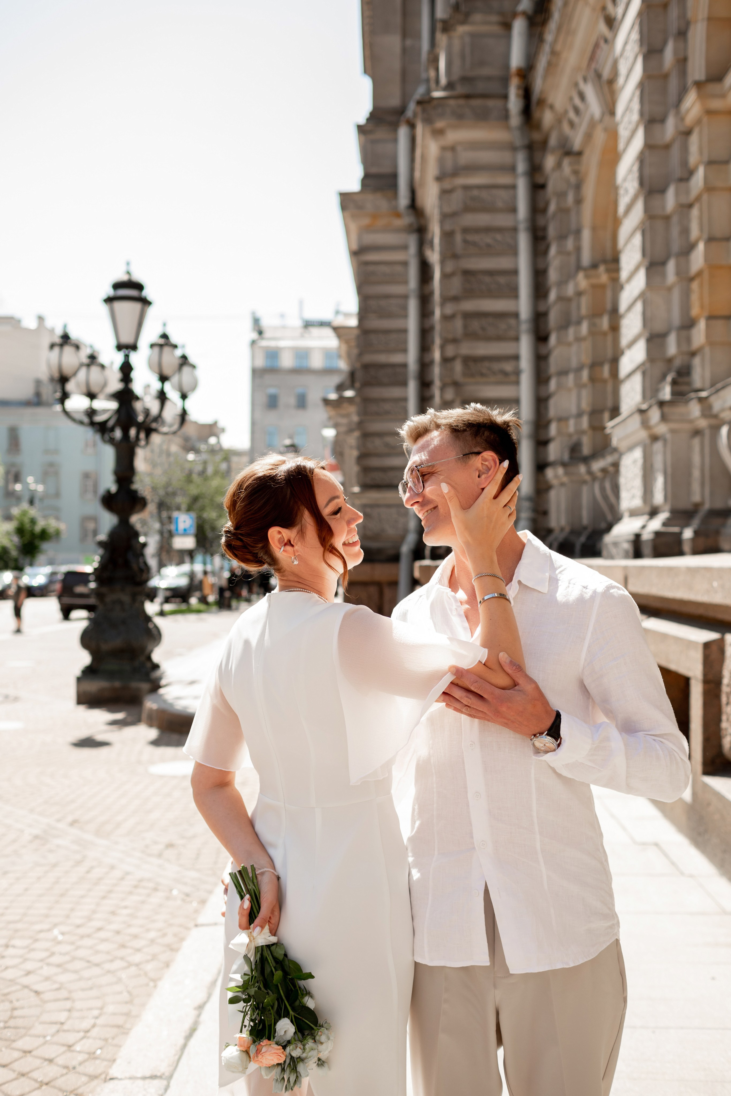 свадебная фотосессия на улице в центре СПб, естественные эмоции