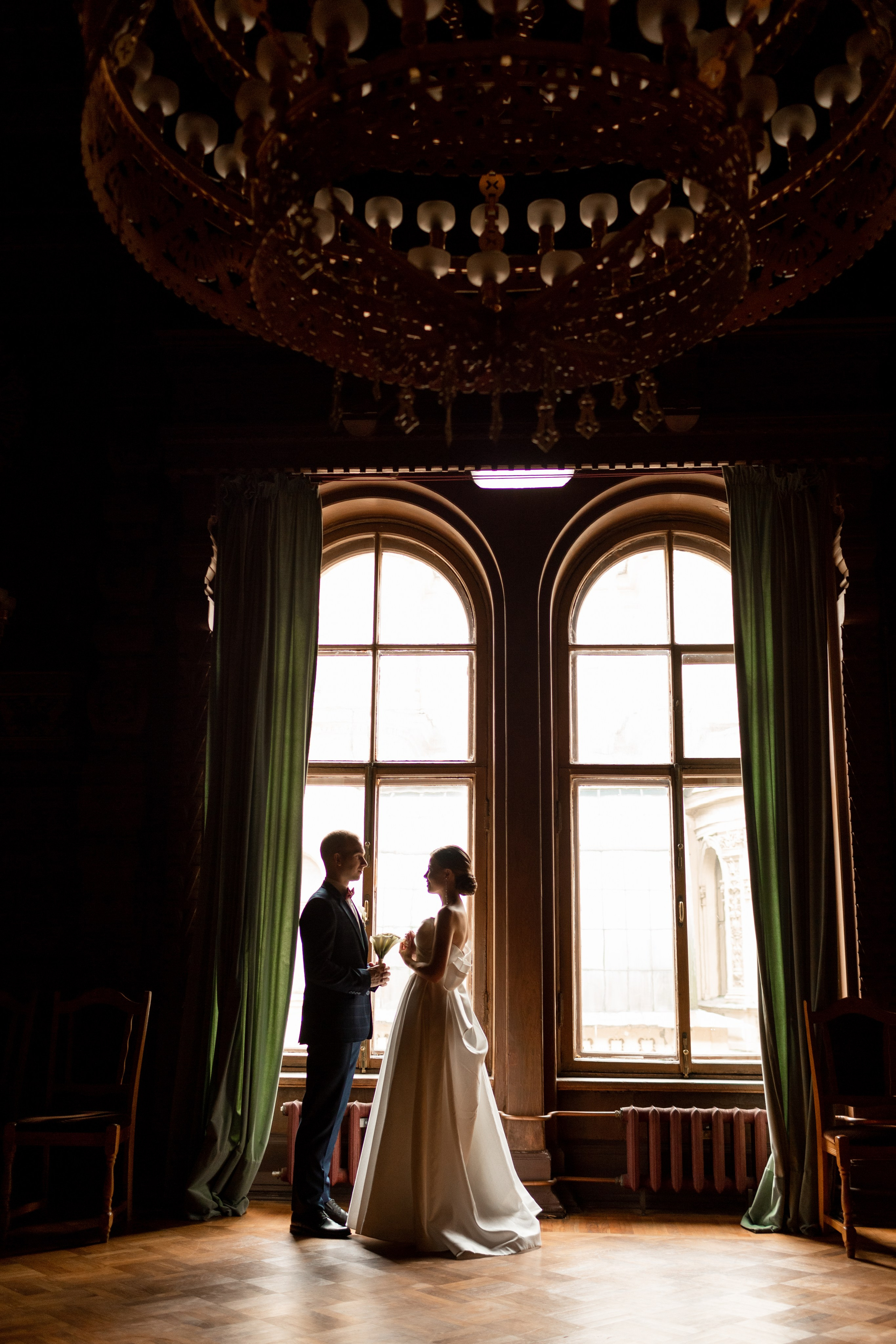 Свадебная фотосессия в Доме Ученых в Санкт-Петербурге: дубовый зал без света.
