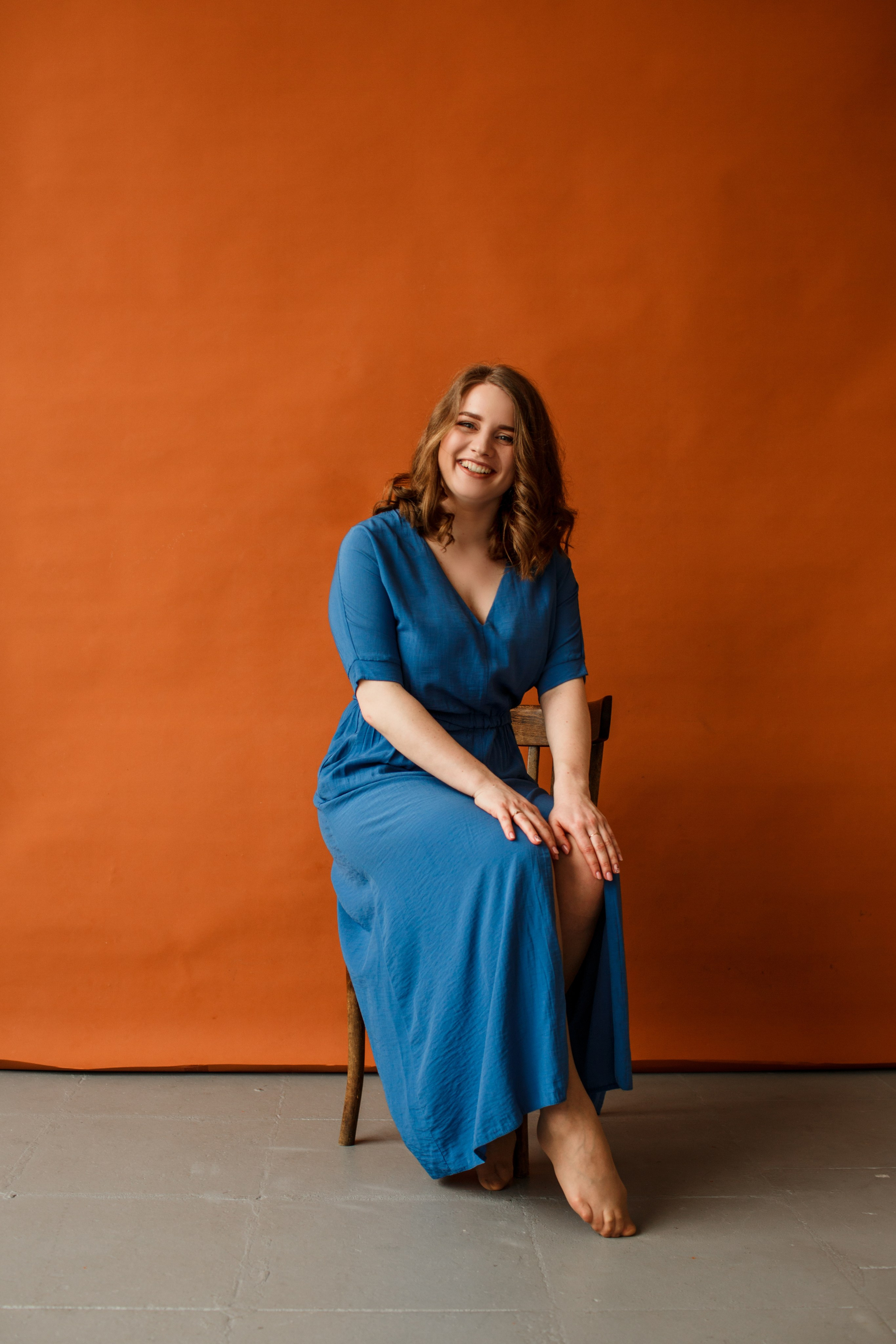 Портретная фотосессия на бумажном фоне в фотостудии в Санкт-Петербурге.