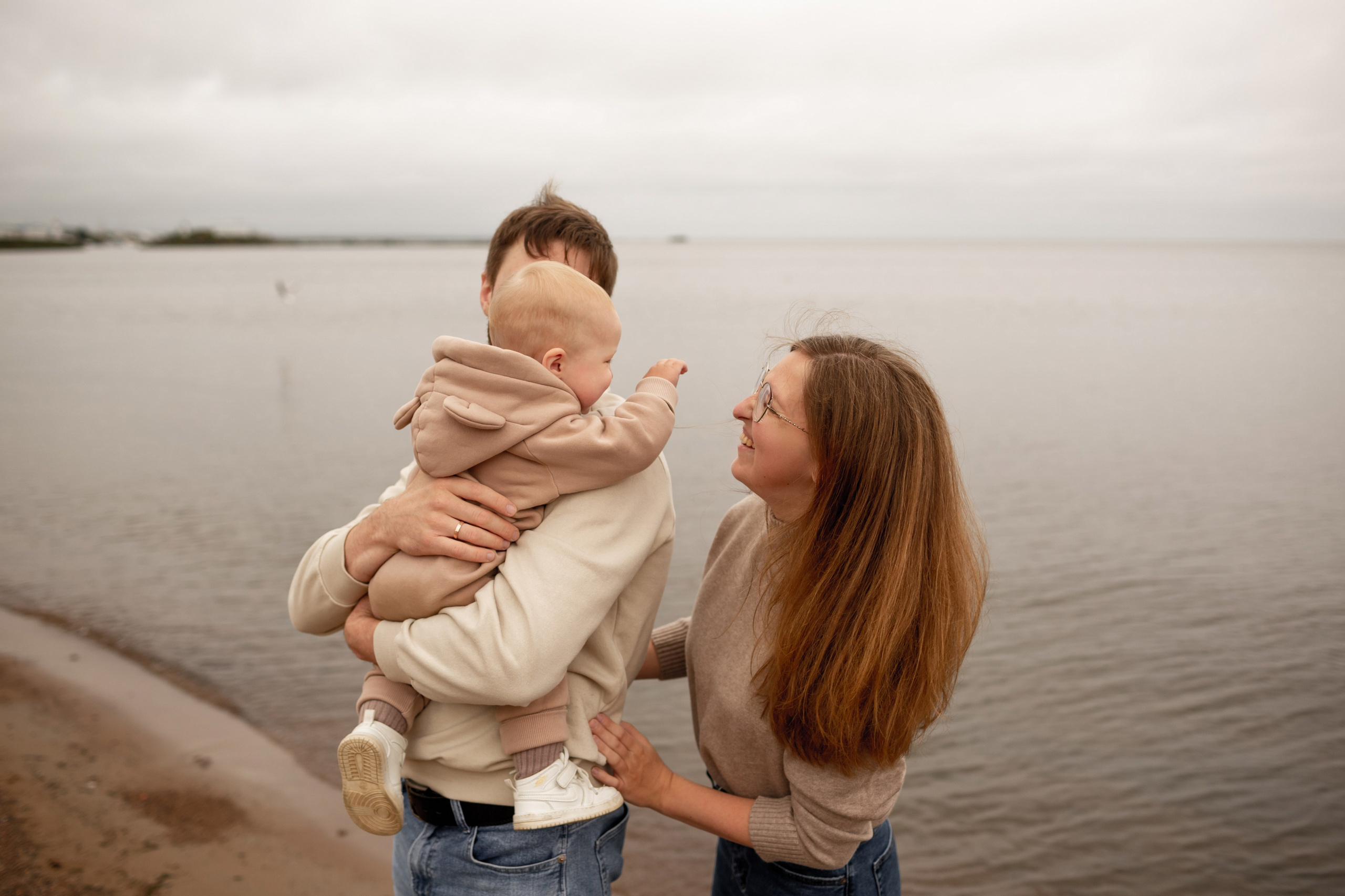 Семейная фотопрогулка на пляже. Свадебный фотограф Кирилл Белый