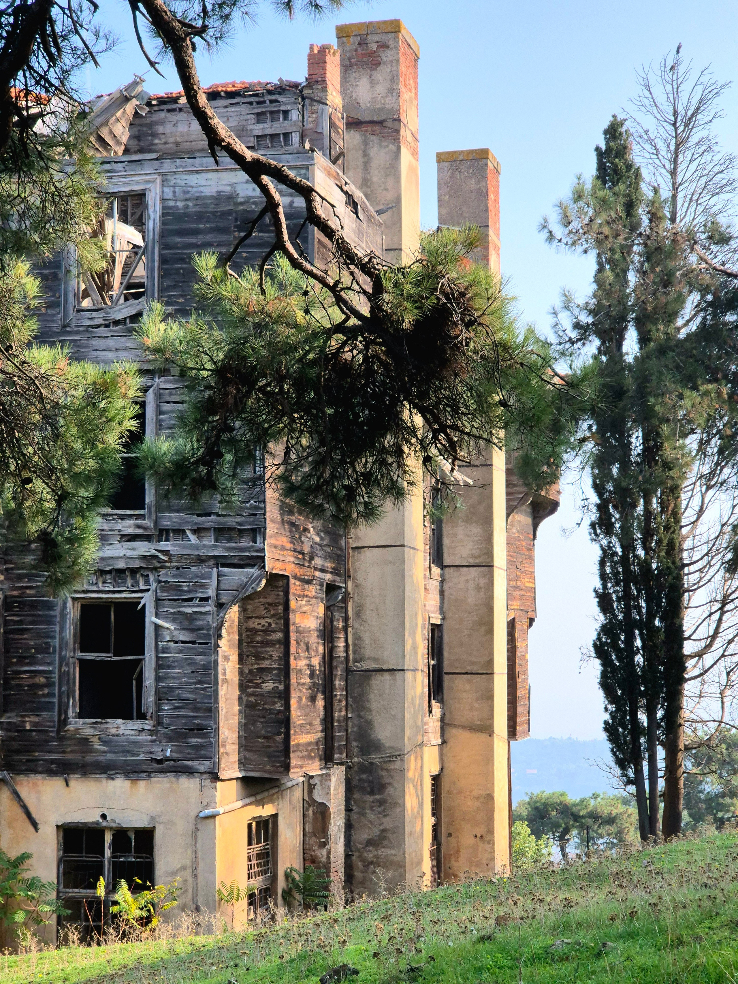 Здание греческого приюта сохраняется, но кажется ему все хуже и хуже. Надеюсь, найдется спонсор, готовый вложиться и восстановить роскошь начала XX в.