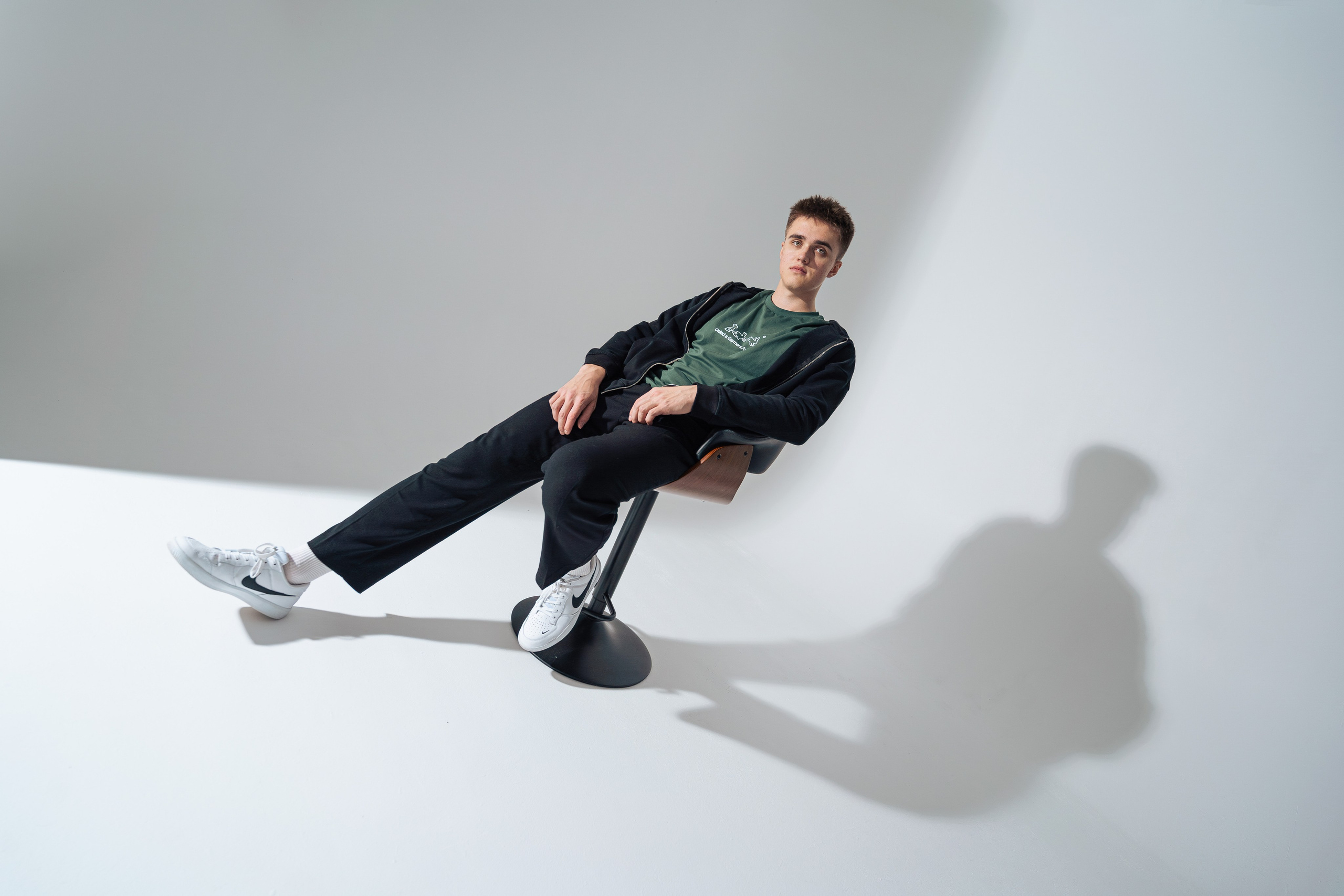 Портрет для дейтинга в студии, естественный свет, уверенный взгляд