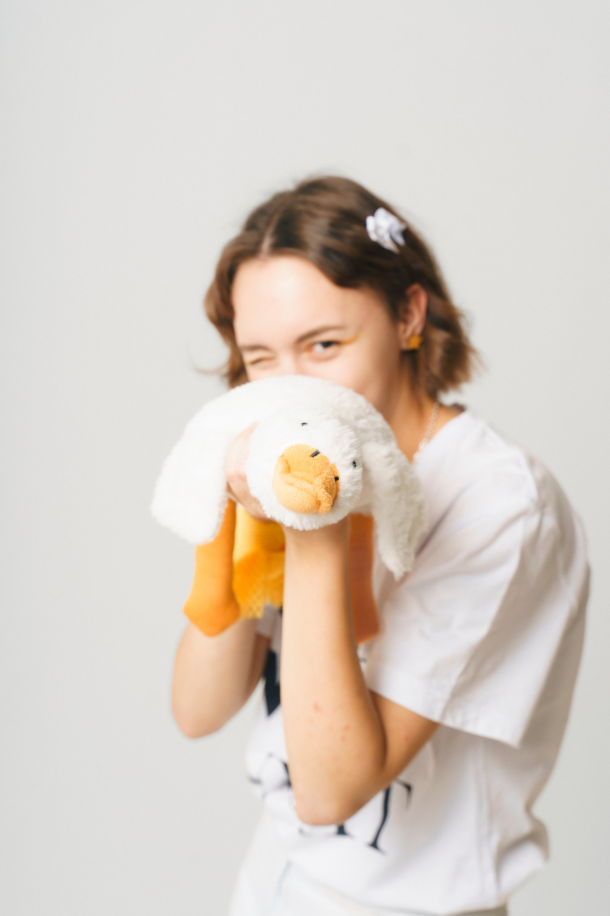 Студийный портрет сотрудницы компании с игрушкой