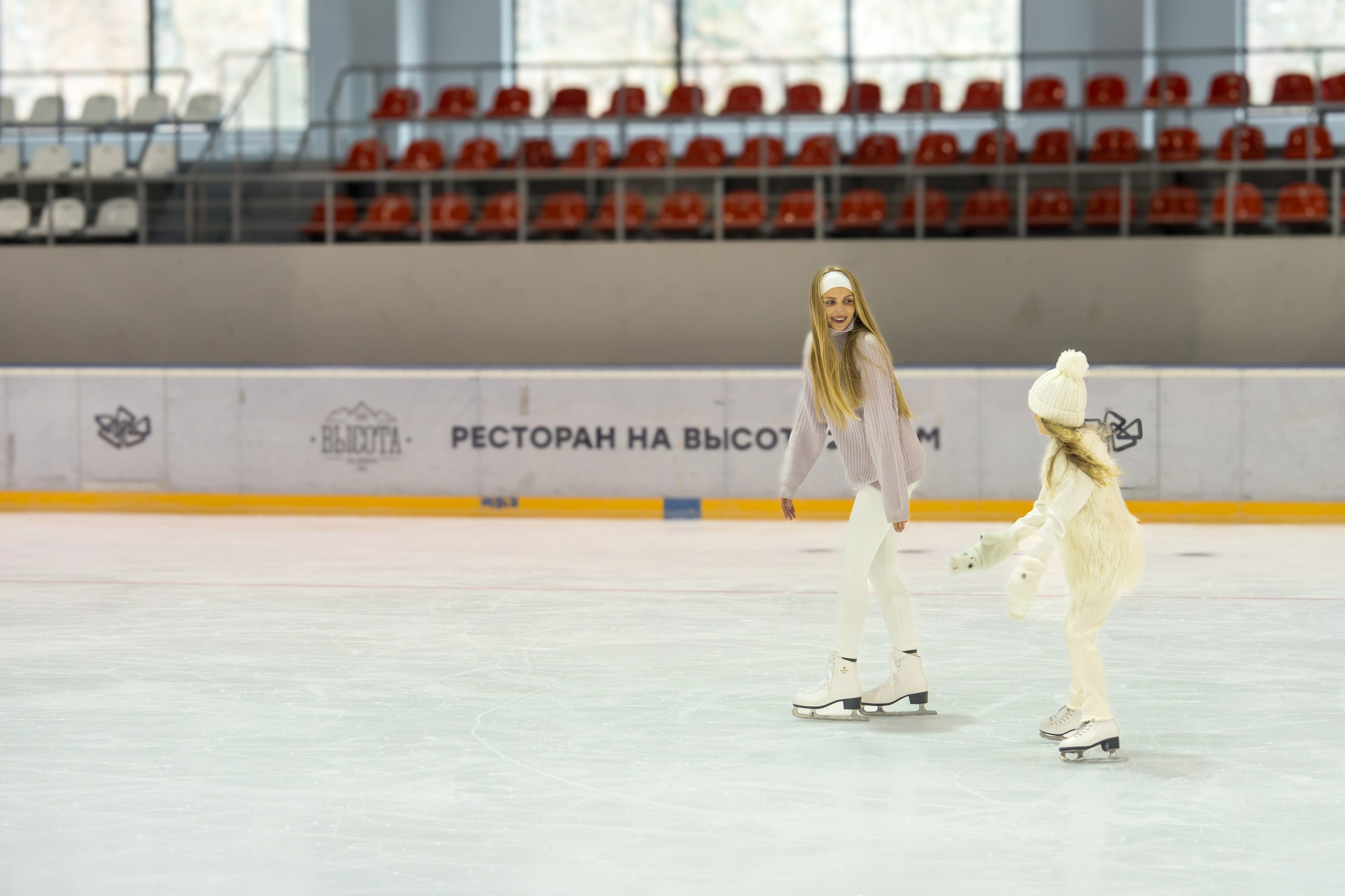 Контент съемка на катке для курорта Роза Хутор. Репортажный фотограф в Красной Поляне и Сочи Павлюченко Екатерина