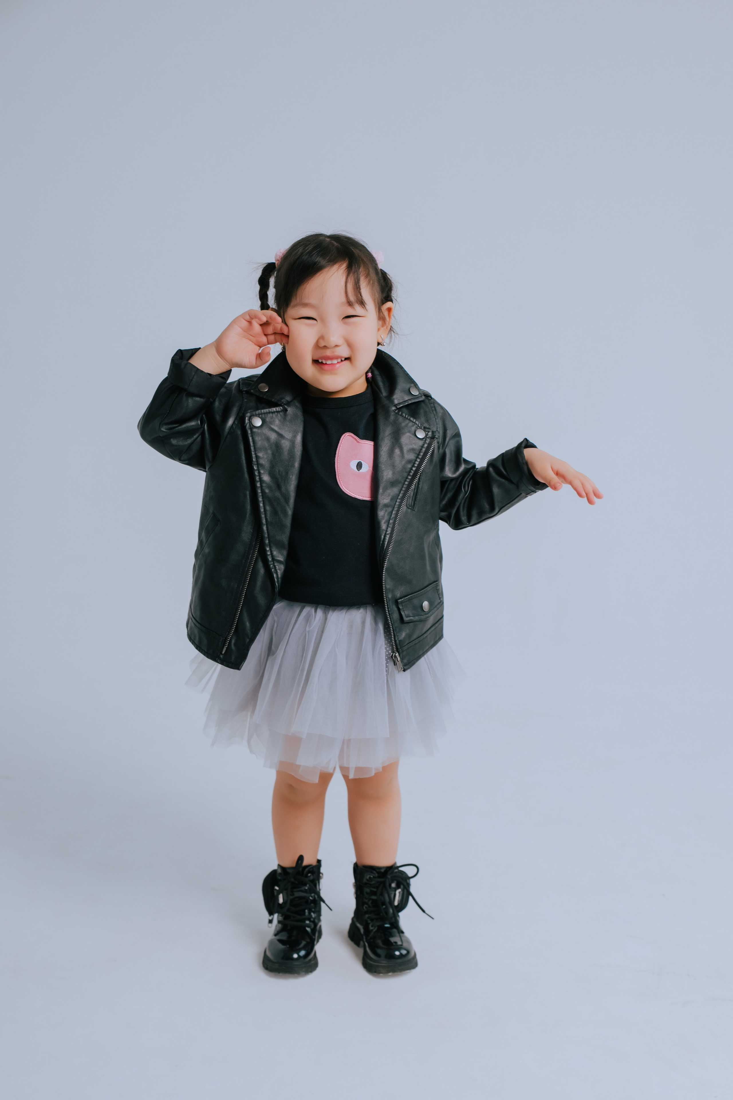 Ира и Аня. Фотограф Ярмишко Дарья. Выпускные фотокниги