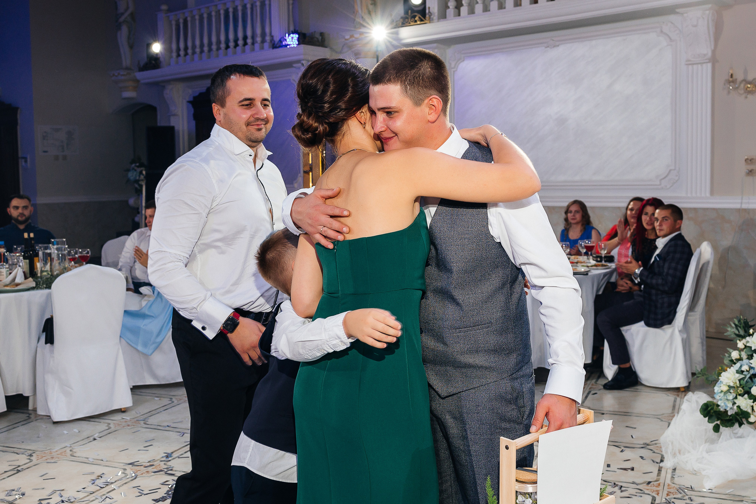 Стильная фотосессия пары в интерьерах ресторана. Олег Сверчков | Свадебный фотограф Вологда