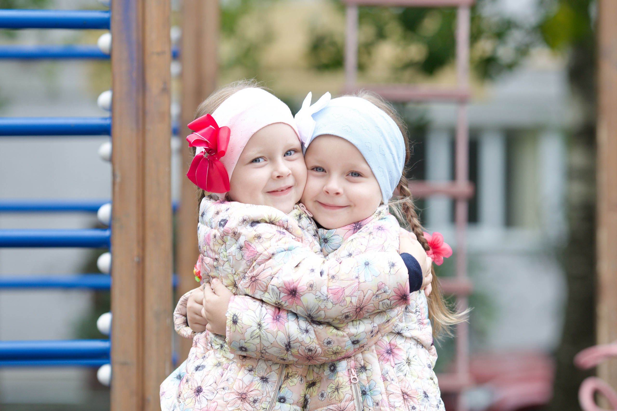 Фотосессия близняшек на детской площадке. Школьные выпускные альбомы в Москве Марина Николаева