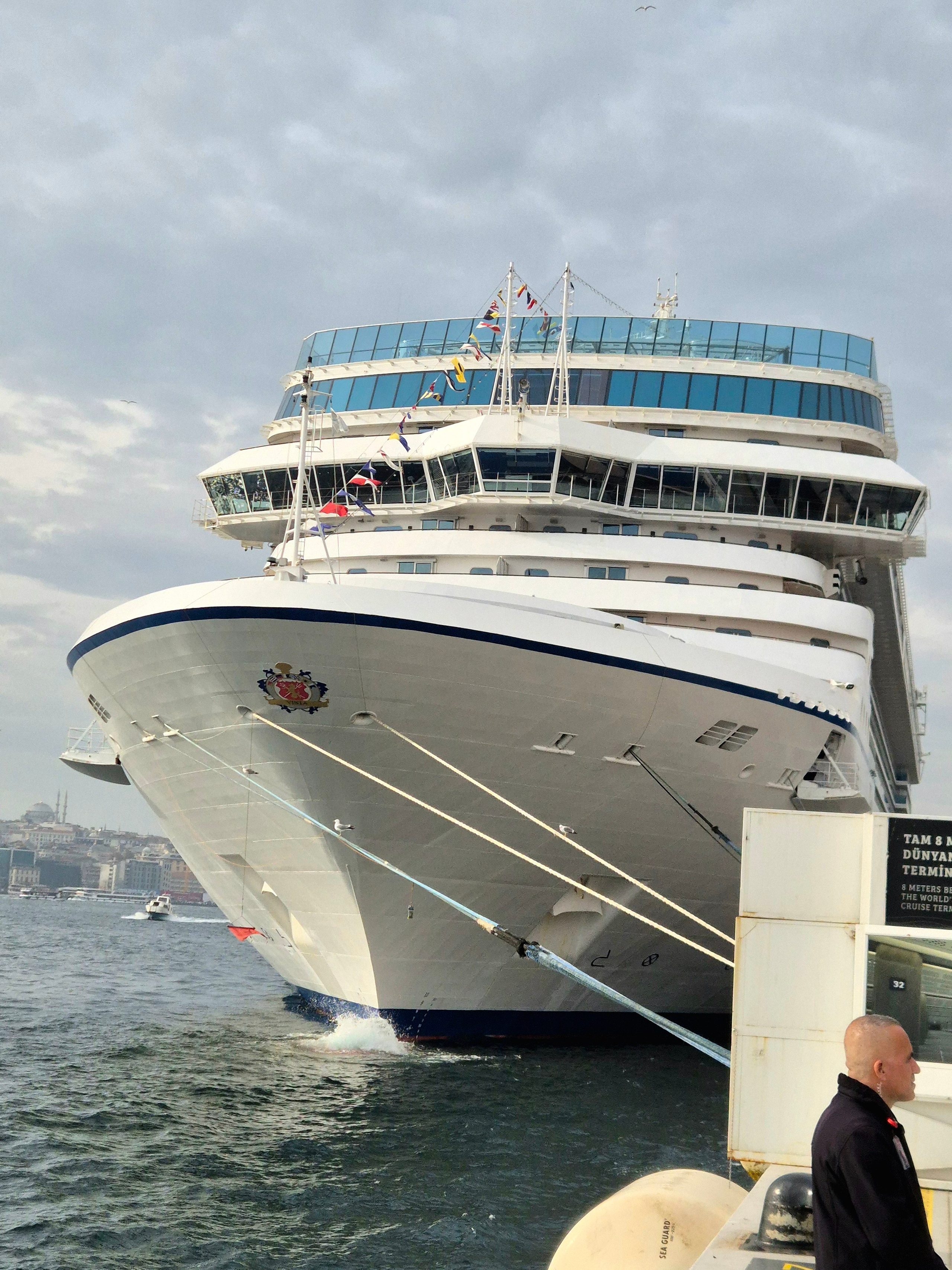 В порту стоит огромный круизный лайнер, но субботним утром город пустой