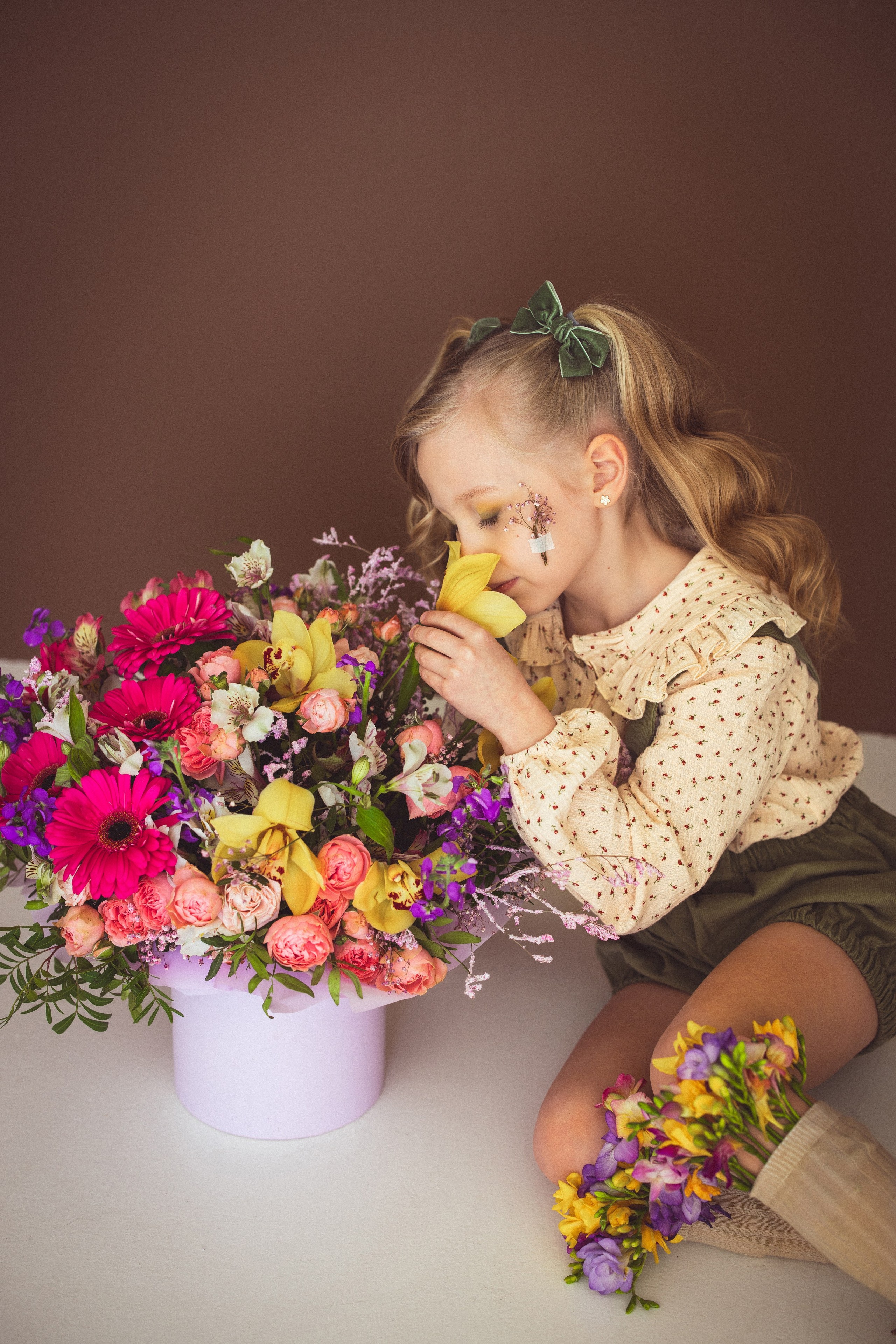 Фотосессия с ярким букетом цветов к 8 марта, 2024 г. Семейный и детский фотограф в Краснодаре Анна Трашкова