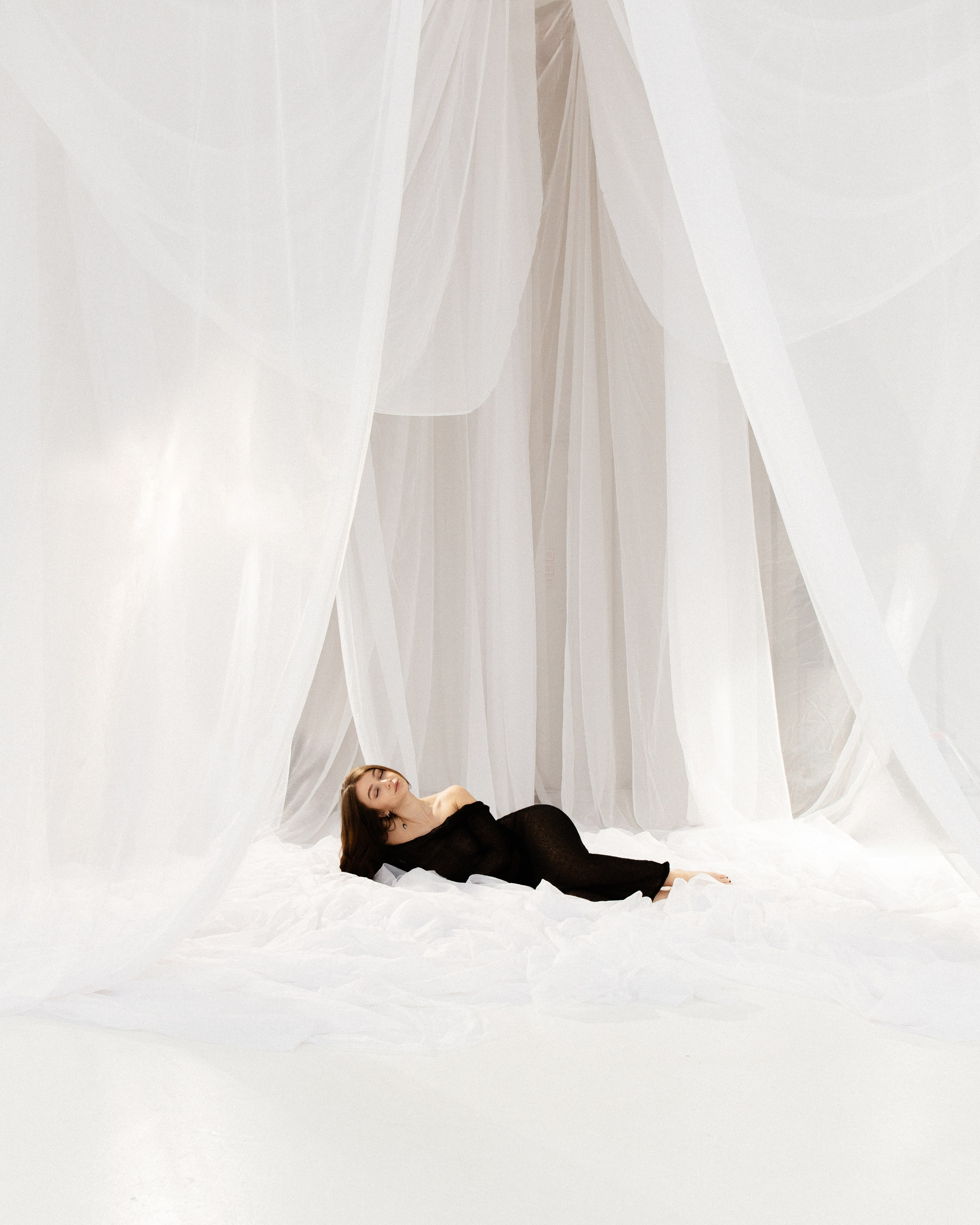 Женский портрет в студии, мягкий свет, естественный макияж, глубокий взгляд, локация с тканями, воздушная светлая локация, фотосессия Новосибирск, женская фотосессия в Новосибирске, женский фотограф, фотосессия в студии, красивая девушка