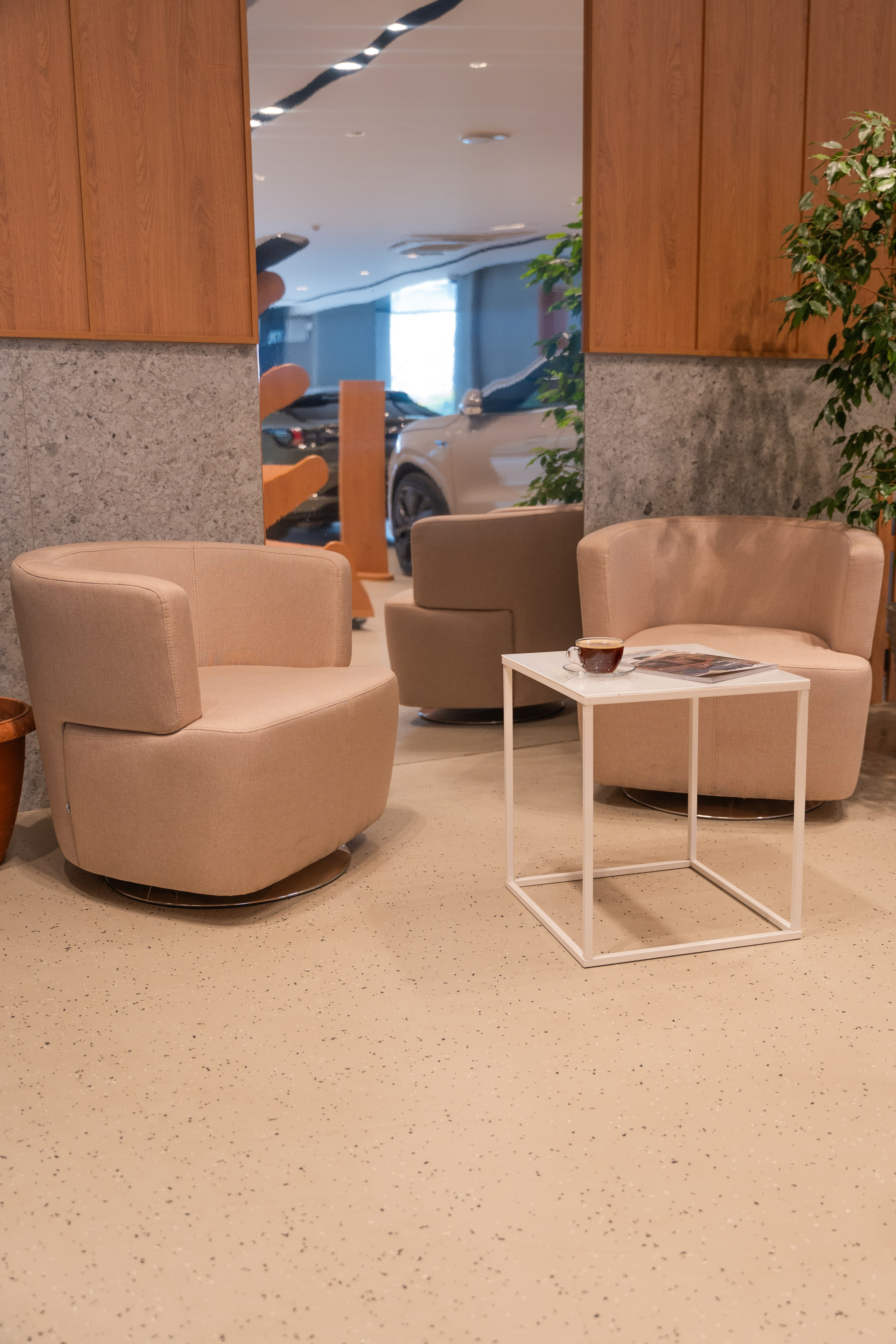 Интерьерная фотосъемка автосалона Elrus в Краснодаре. Zeekr, LiXiang Профессиональная фотосъемка интерьера премиум-автосалона в Краснодаре. Шедевры для Вас! Фотограф и Видеограф в Краснодаре Пахиев Руслан