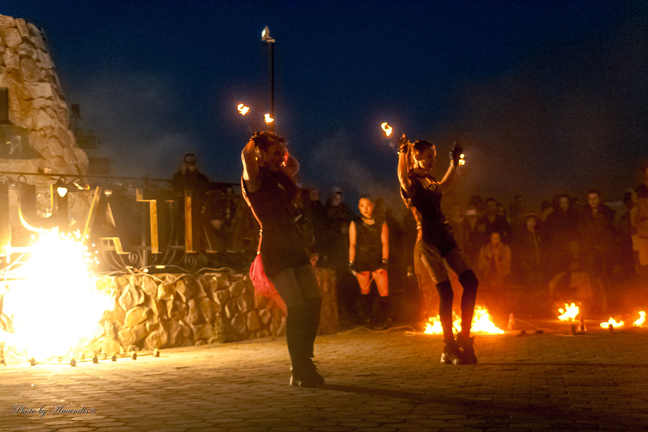 Огненное шоу у памятника «Здесь начинается Россия». Камчатка. Май 2017. Репортажная съемка в Москве и области. Анималистика