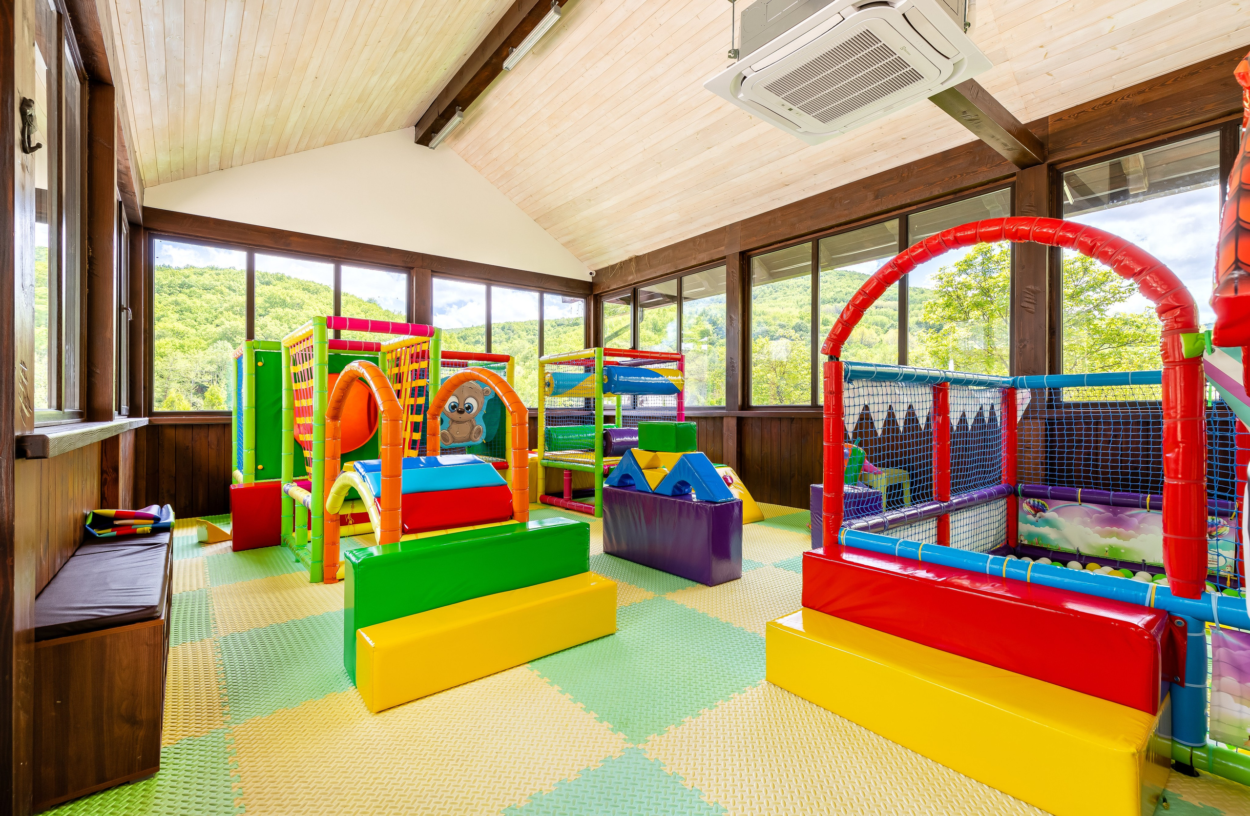 Парк-отель «Орлиное гнездо». Номера в домиках. п. Горячий Ключ. Интерьерный фотограф в Краснодарском крае Светлана Шурлова