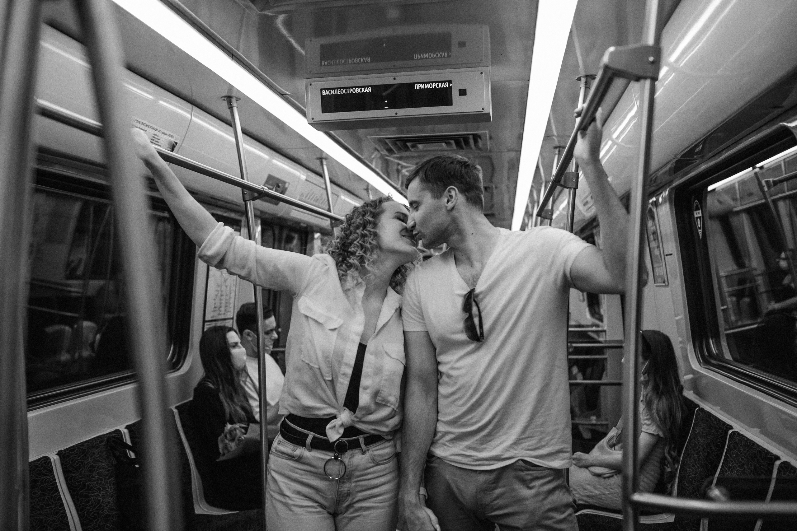 В метро. Свадебный и семейный фотограф Спб Бошман Ирина