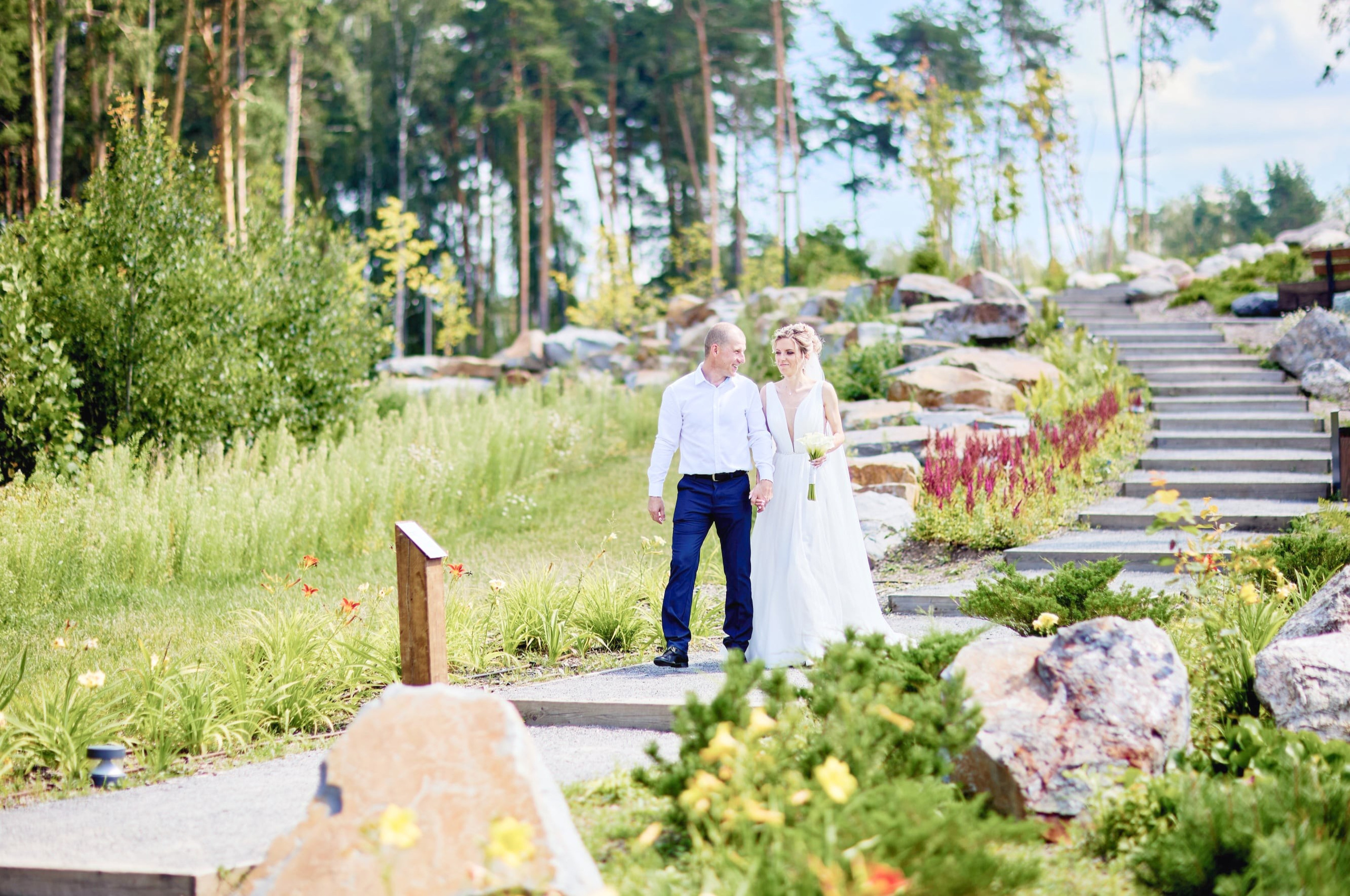 Невеста и жених гуляют по парку в Одинцово.jpg