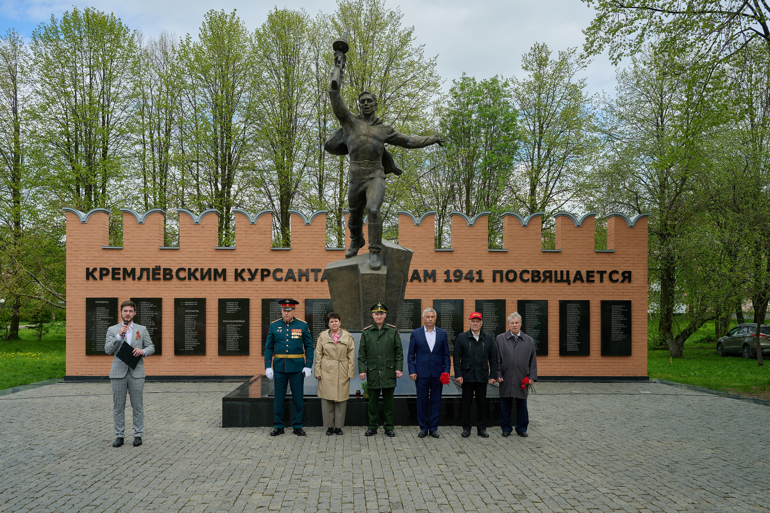 Памяти подвигу Кремлевских курсантов. Ярополец. Фотограф Роман Адлер