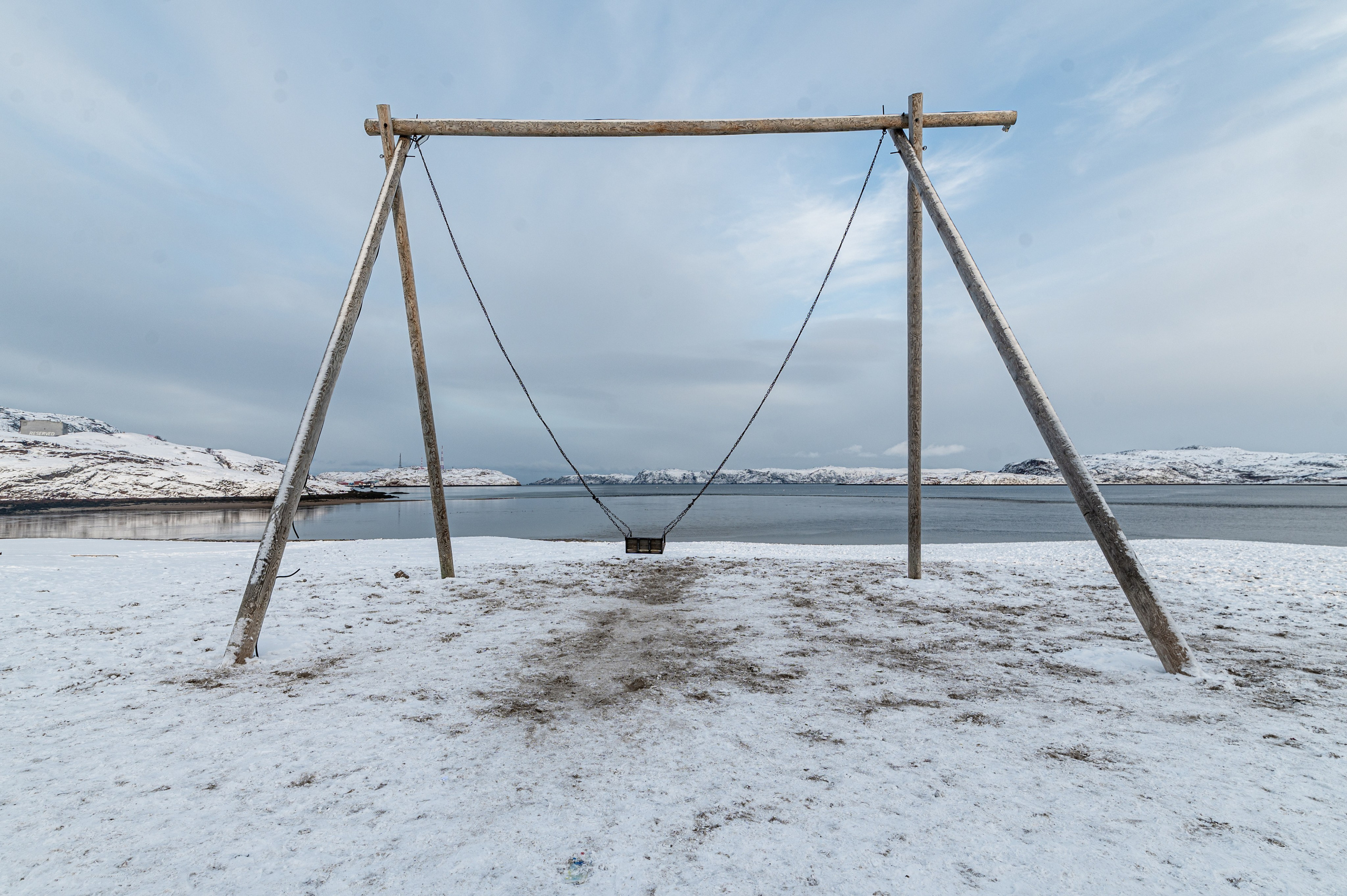 Фотограф Роман Адлер. Фотографии поселка Териберка. Серия Русский Север 2023 Фото Териберки. Фото качелей в Териберке на берегу Баренцева моря. Качели в Териберке. достопримечательности Териберки