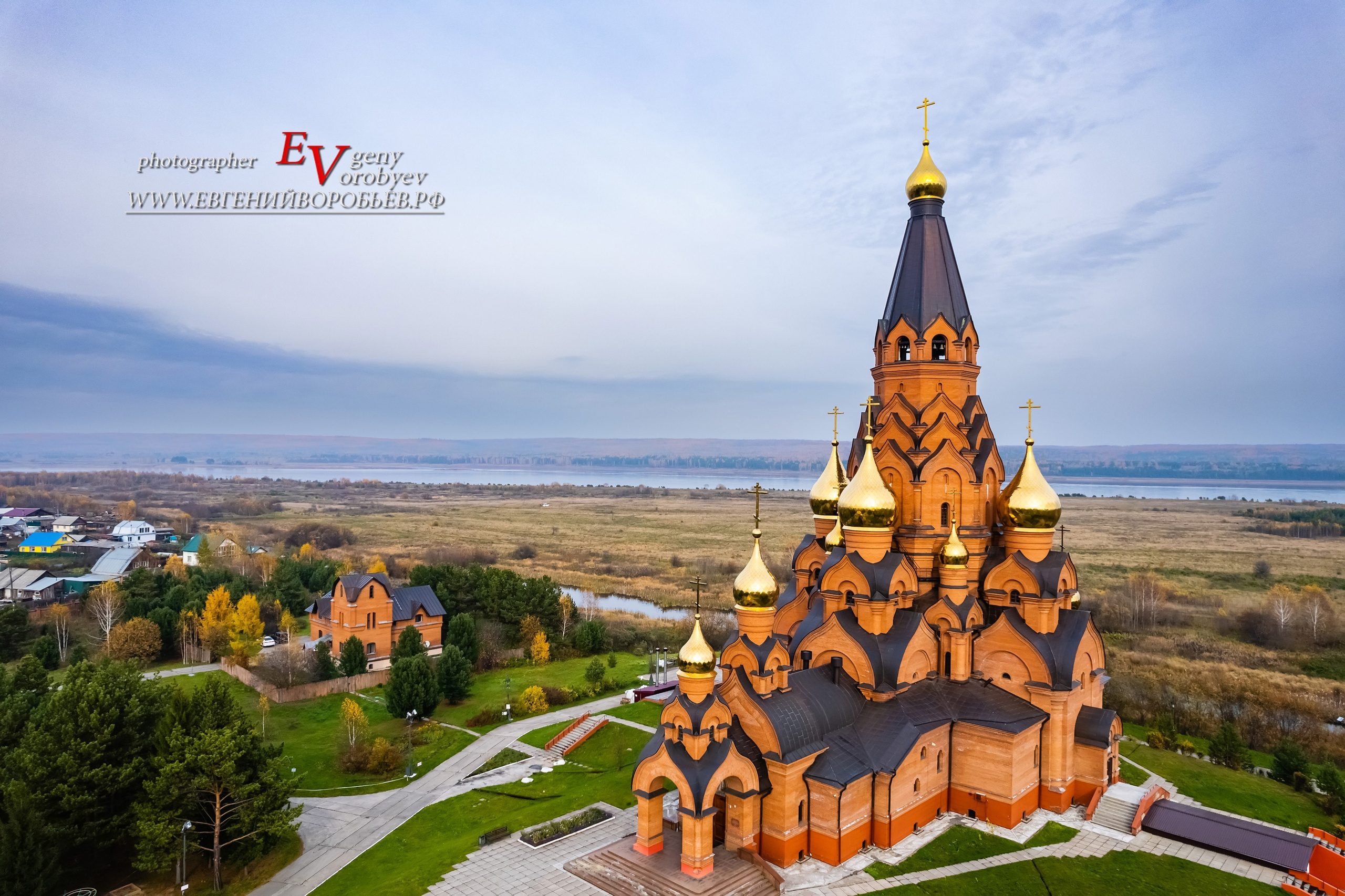 Крестовоздвиженский собор храм церковь в Лесосибирске экскурсии Енисейск Красноярск аренда микроавтобуса трансфер индивидуальный тур фото интересные места что посмотреть куда сходить что посетить достопримечательности в Лесосибирске фототур  цена заказать экскурсию программа маршрут смотровые площадки видовые красивые места путешествие туристический маршрут 