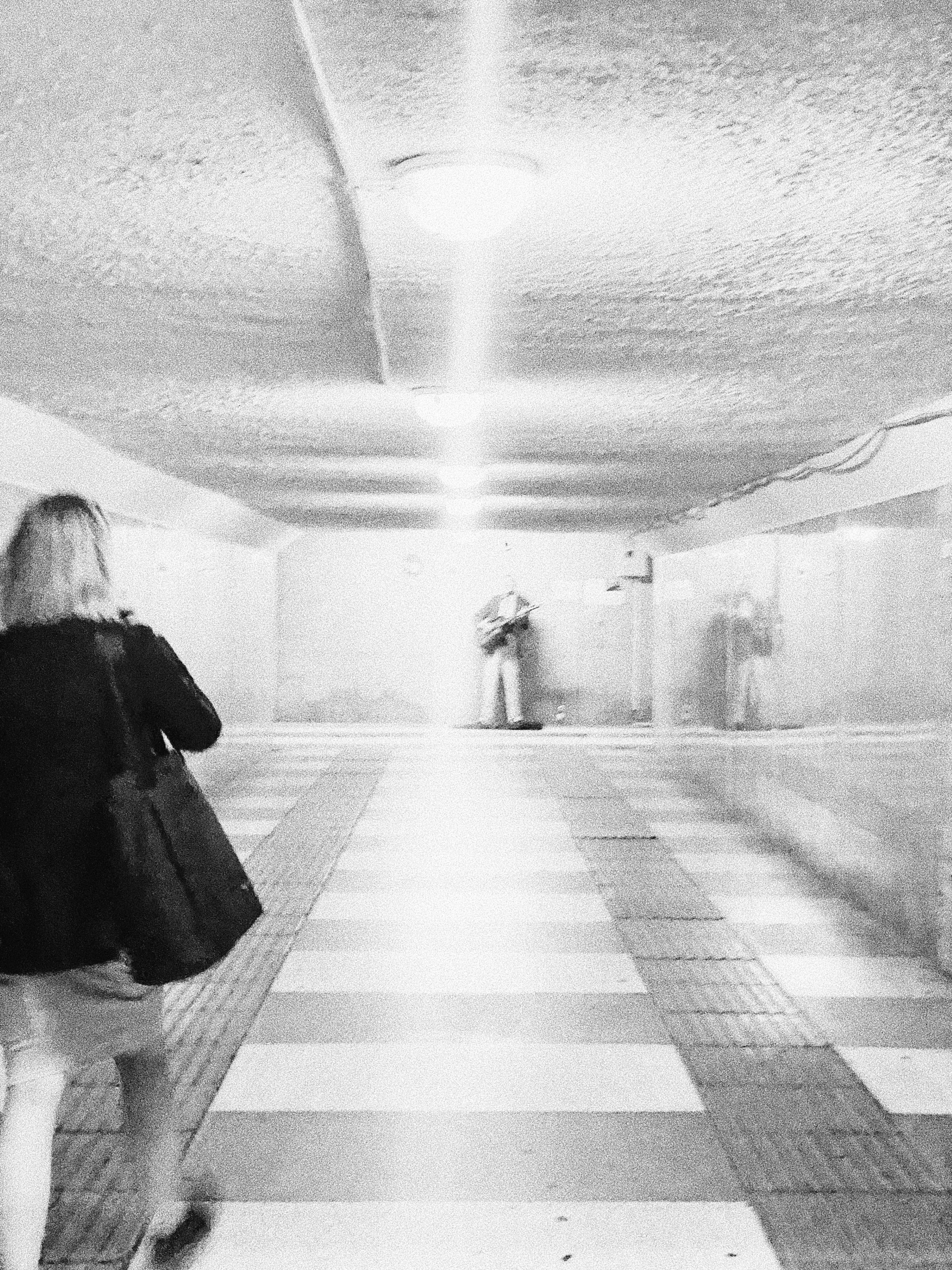 Étrangers. Carolinetru