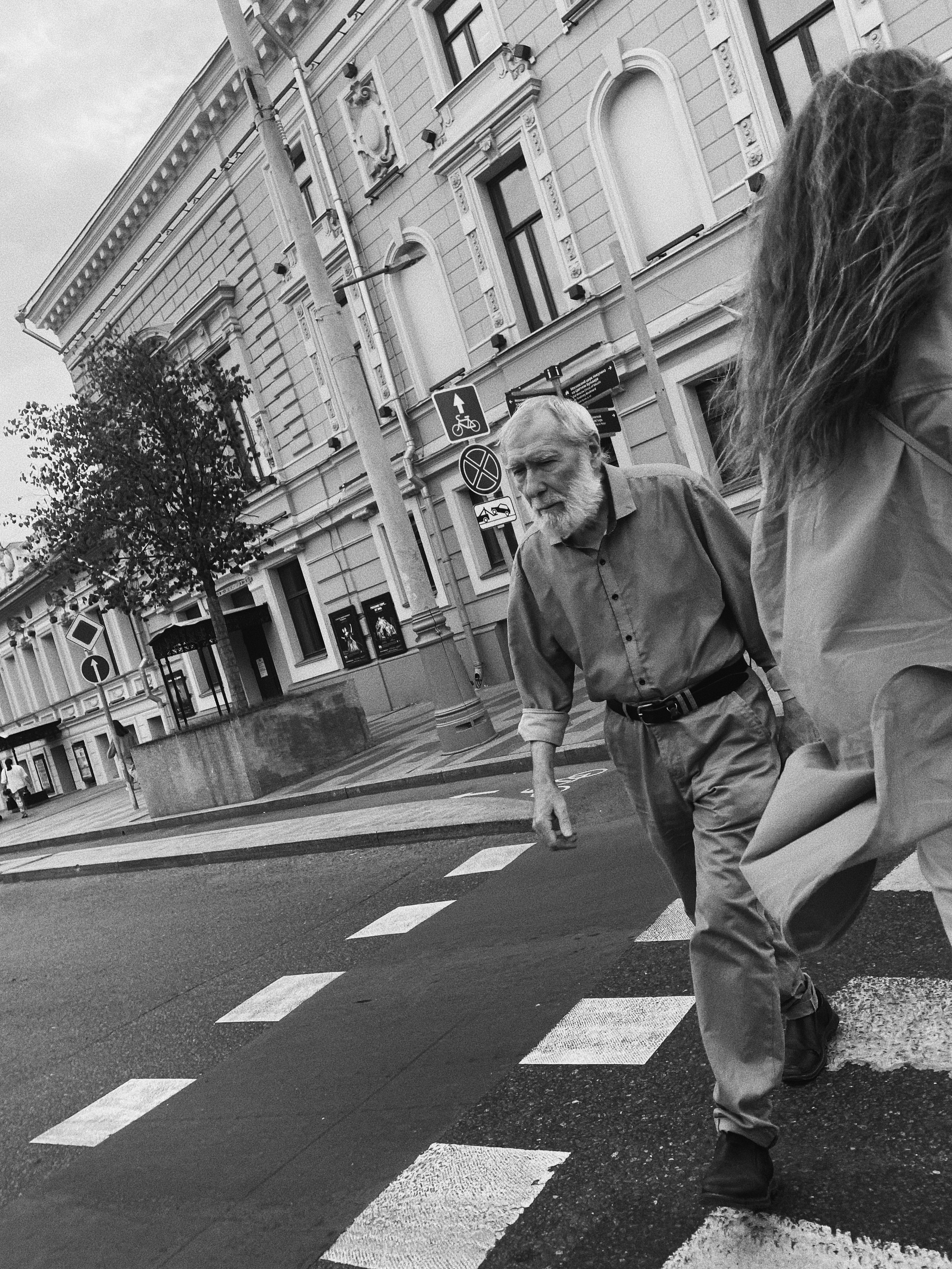 Étrangers. Carolinetru