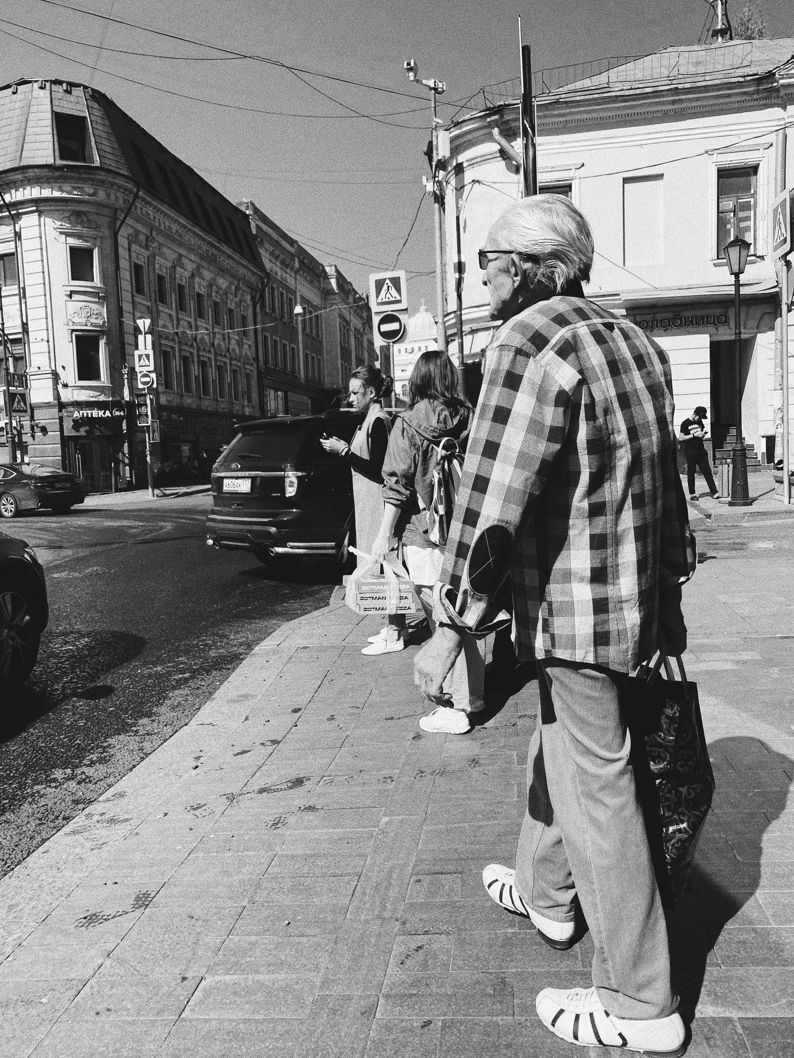 Étrangers. Carolinetru