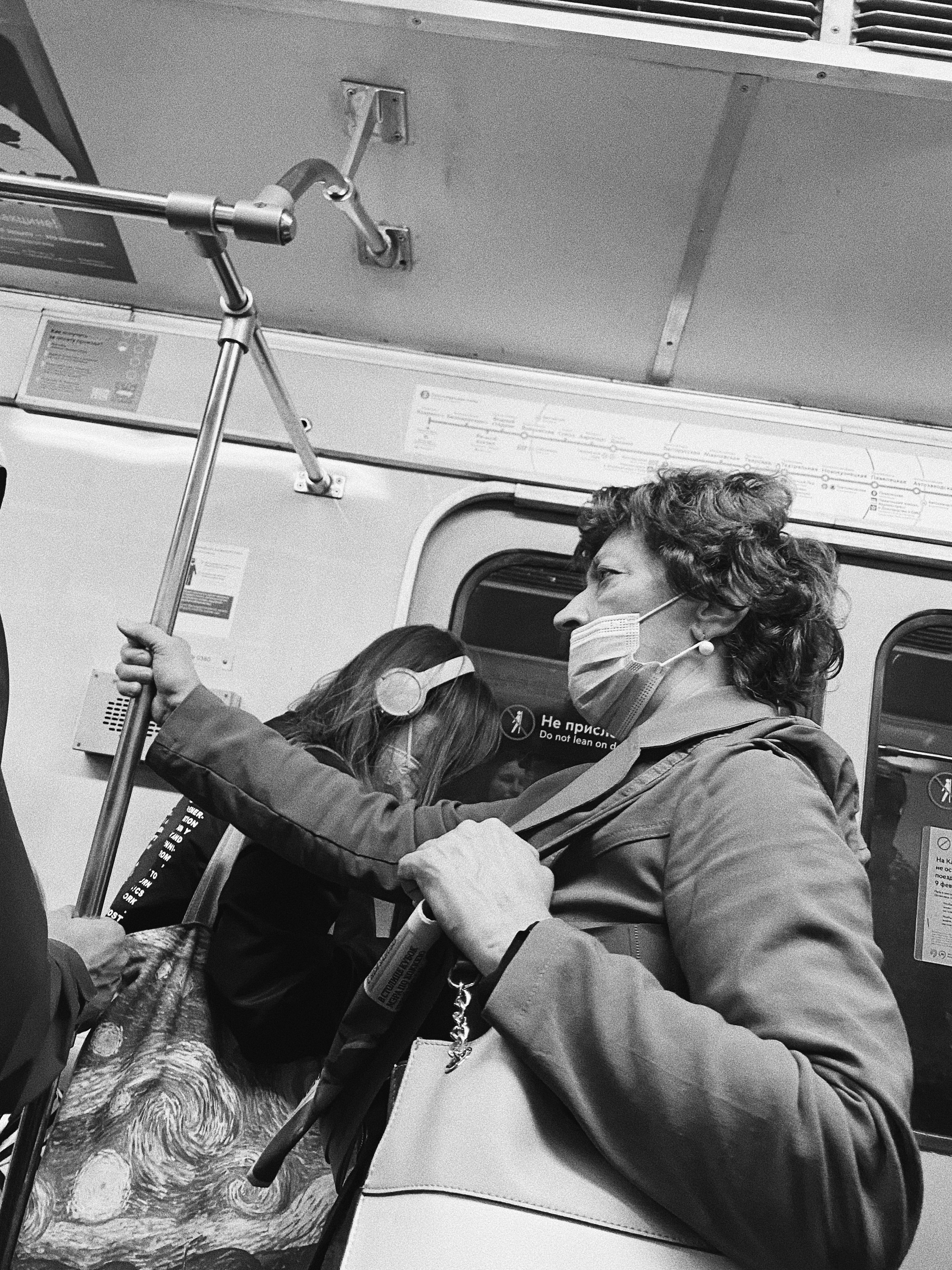 Étrangers. Carolinetru