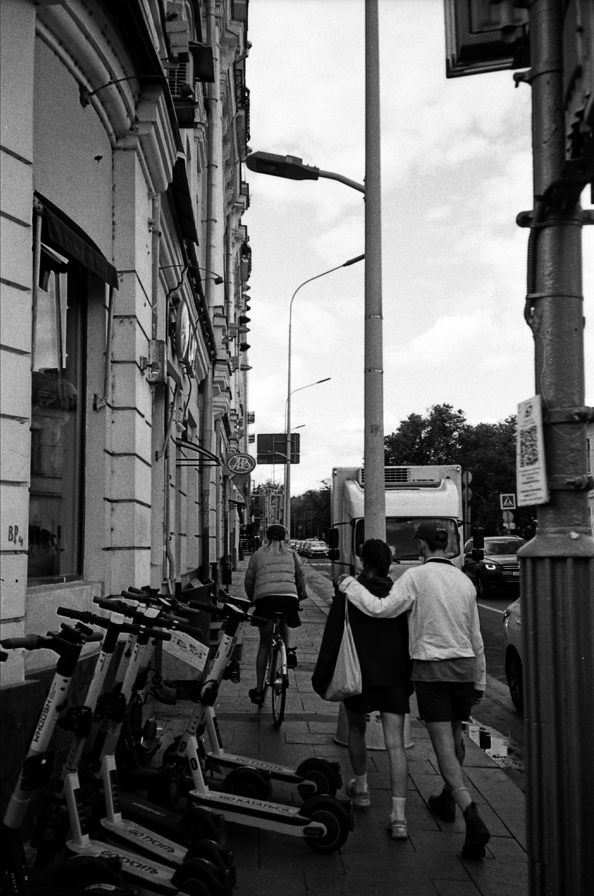 Étrangers. Carolinetru